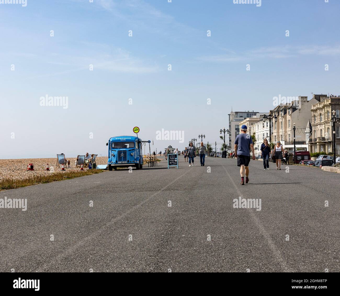 Personnes marchant le long de la promenade de Worthing, West Sussex, en septembre 2021 Banque D'Images