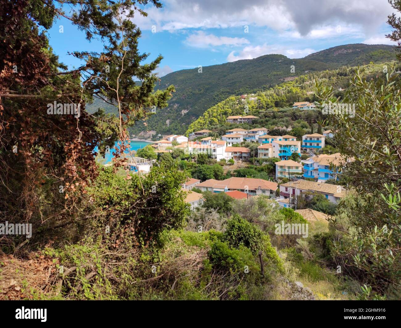 Pittoresque village grec traditionnel sur des collines verdoyantes près de la mer sur l'île de Lefkada, Grèce. Voyagez en Europe en été Banque D'Images