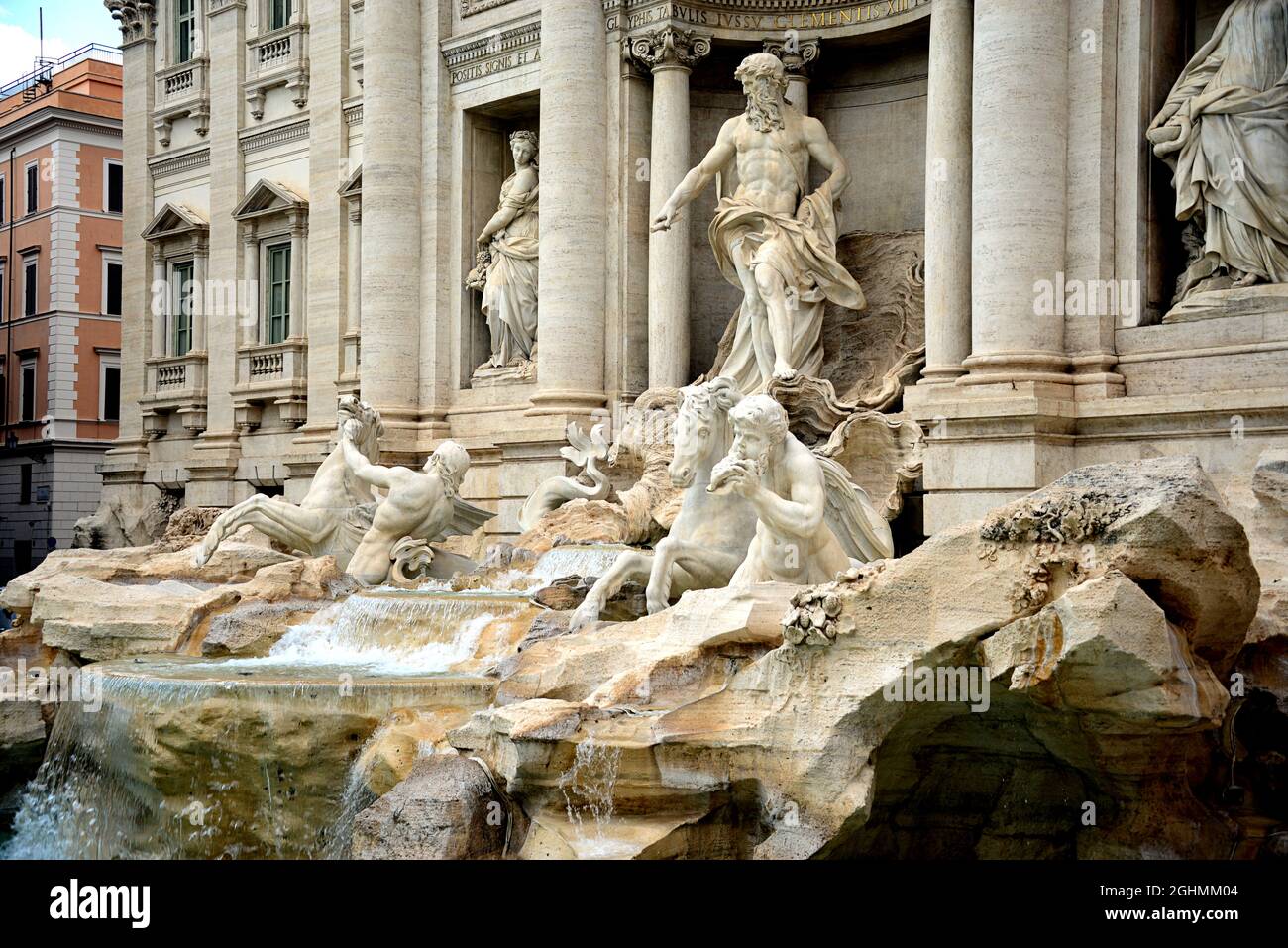La fontaine de Trevi représente l'océan sur un char tiré par des chevaux de mer et des tritons. ... Le sculpteur Nicola Salvi a été choisi qui a commencé le travail Banque D'Images