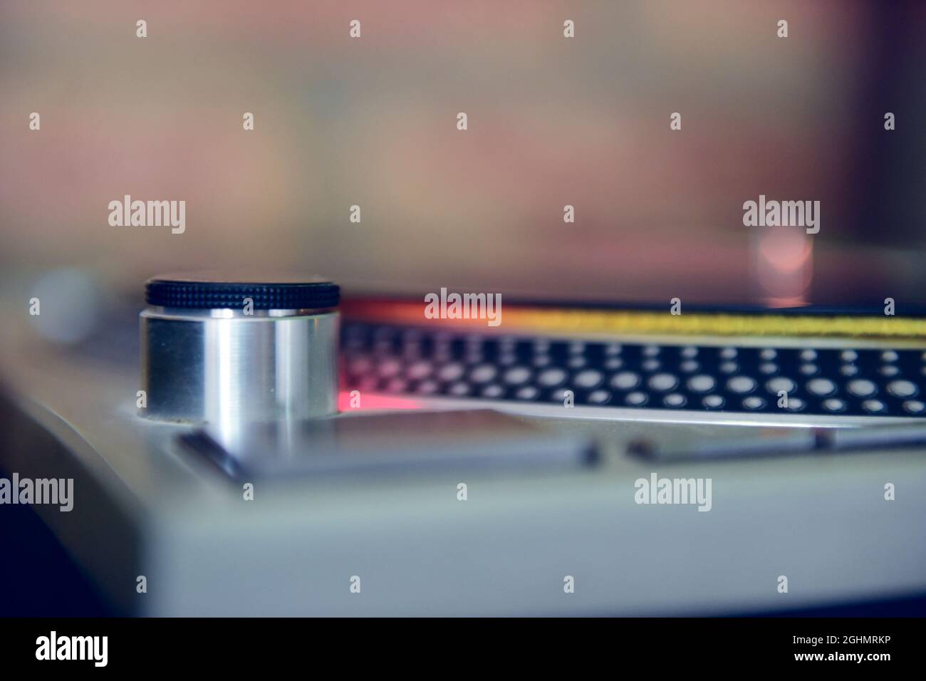 Chaîne hi-Fi vintage, boutons et façade métallique. Banque D'Images