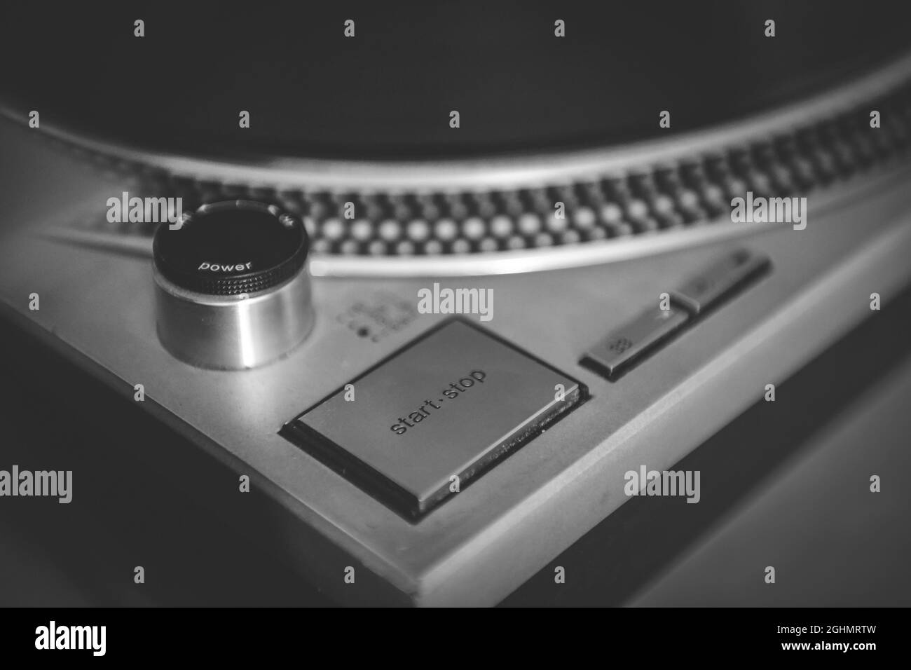 Chaîne hi-Fi vintage, boutons et façade métallique. Banque D'Images