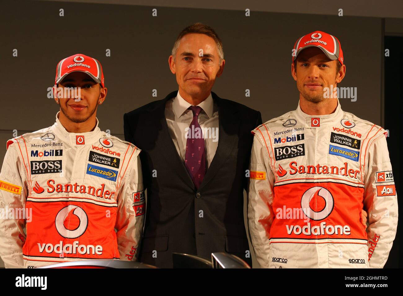 01.02.2012 Woking, Angleterre, Lewis Hamilton (GBR), McLaren Mercedes, Martin Whitmarsh (GBR), McLaren, Chief Executive Officer et Jenson Button (GBR), McLaren Mercedes - lancement Vodafone McLaren Mercedes MP4-27, McLaren Technology Center - Banque D'Images