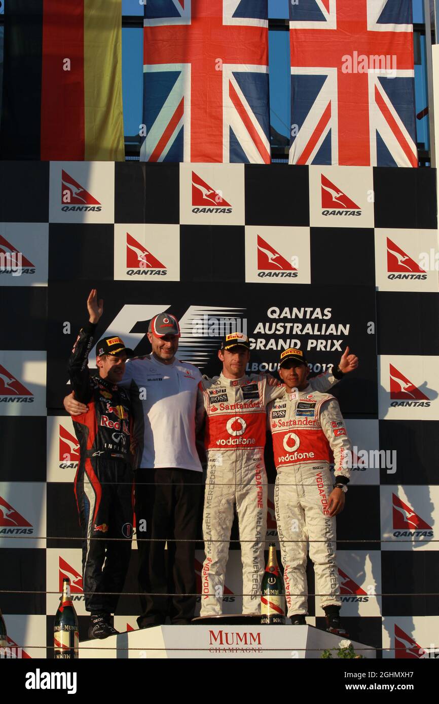 2e place Sebastian Vettel (GER), Red Bull Racing avec 1ère place Jenson Button (GBR), McLaren Mercedes et 3ème place Lewis Hamilton (GBR), McLaren Mercedes 18.03.2012. Championnat du monde de Formule 1, Rd 1, Grand Prix d'Australie, Melbourne, Australie, Dimanche - ‚ Copyright: Batchelor / XPB Images Banque D'Images