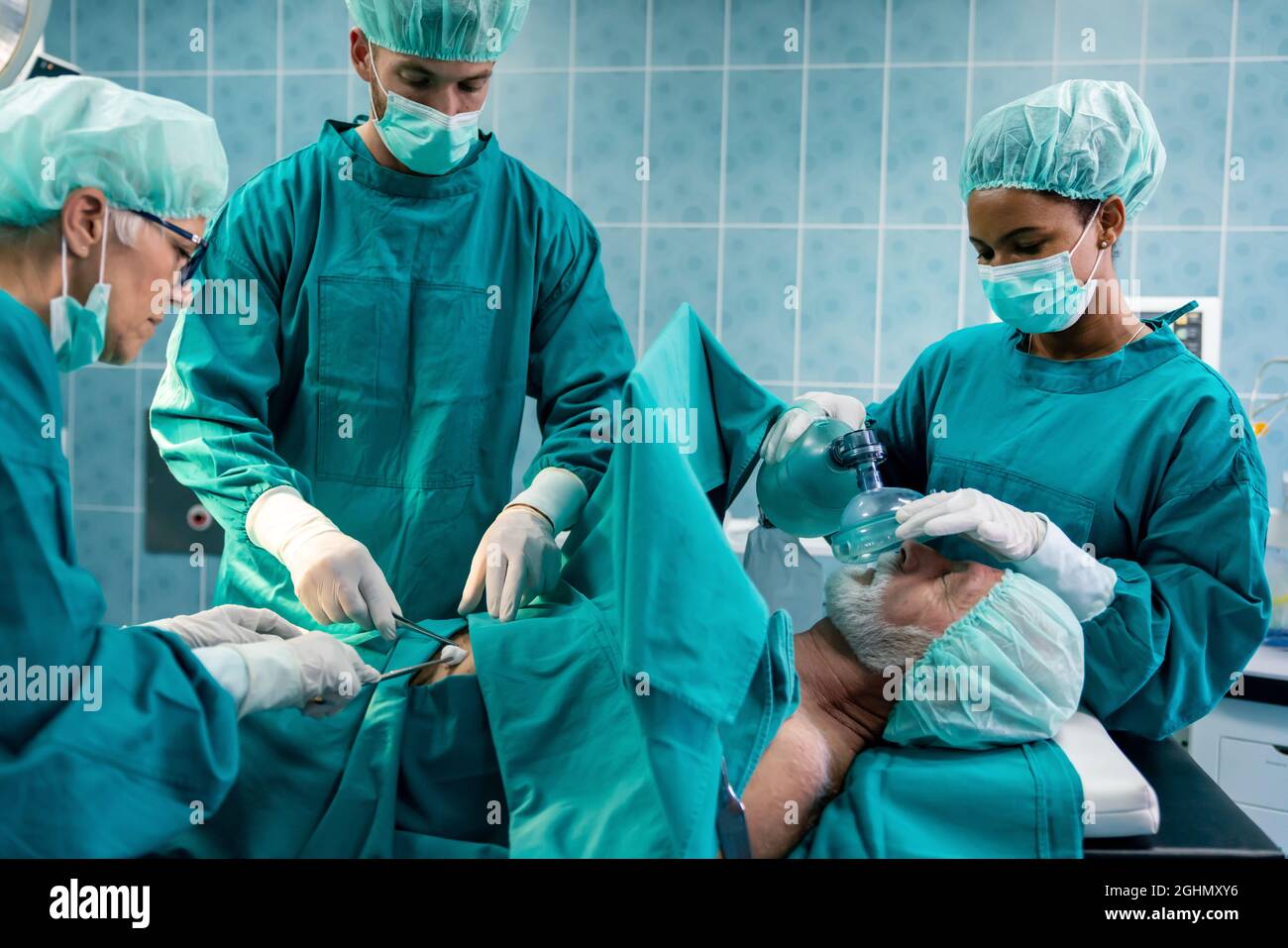 Groupe de chirurgiens au travail dans la salle d'opération de l'hôpital Banque D'Images Groupe de chirurgiens au travail dans la salle d'opération de l'hôpital Banque D'Images