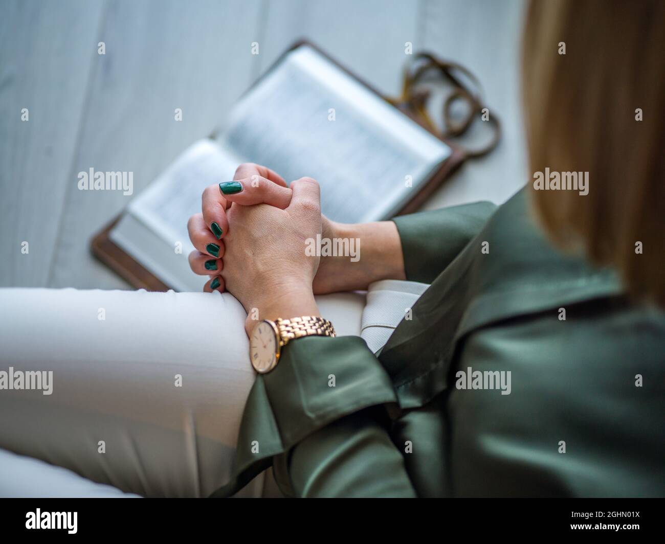 Vue d'une femme lisant une Bible Banque D'Images