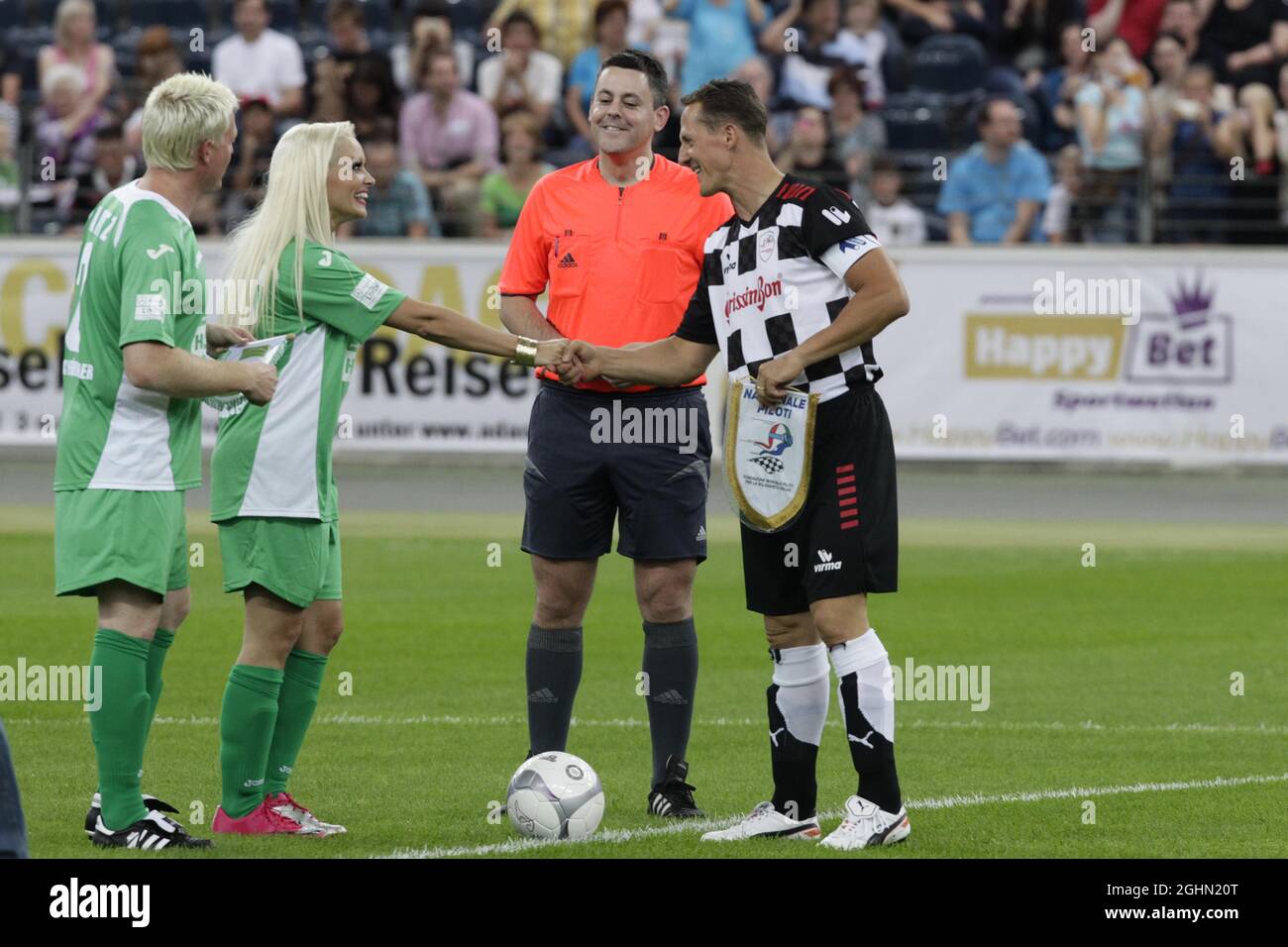 Michael Schumacher (GER) Mercedes AMG F1 et Daniela Katzenberger Team 'biggAllstarss' lors du match de football de l'association caritative 'Kick for Kids' à la Commerzbank Arena Frankfurt. 18.07.2012. Championnat du monde de Formule 1, Rd 10, Grand Prix d'Allemagne, Hockenheim, Allemagne, Journée de préparation Banque D'Images