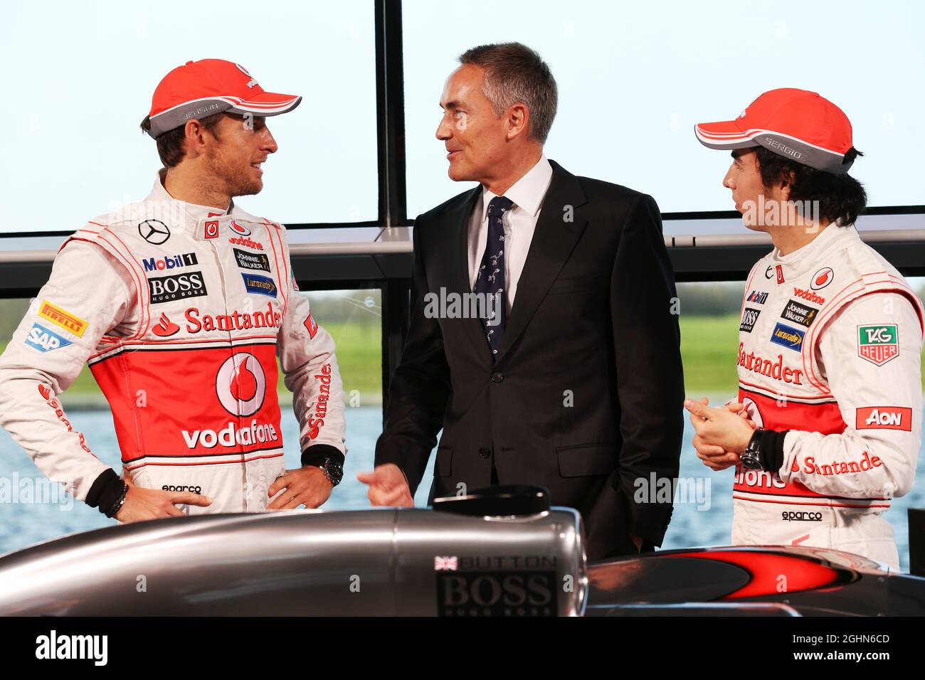 (De gauche à droite) : Jenson Button (GBR) McLaren avec Martin Whitmarsh (GBR) McLaren Chief Executive Officer et Sergio Perez (MEX) McLaren. 31.01.2013. Lancement de la McLaren MP4-28, Centre technologique McLaren, Woking, Angleterre. Banque D'Images