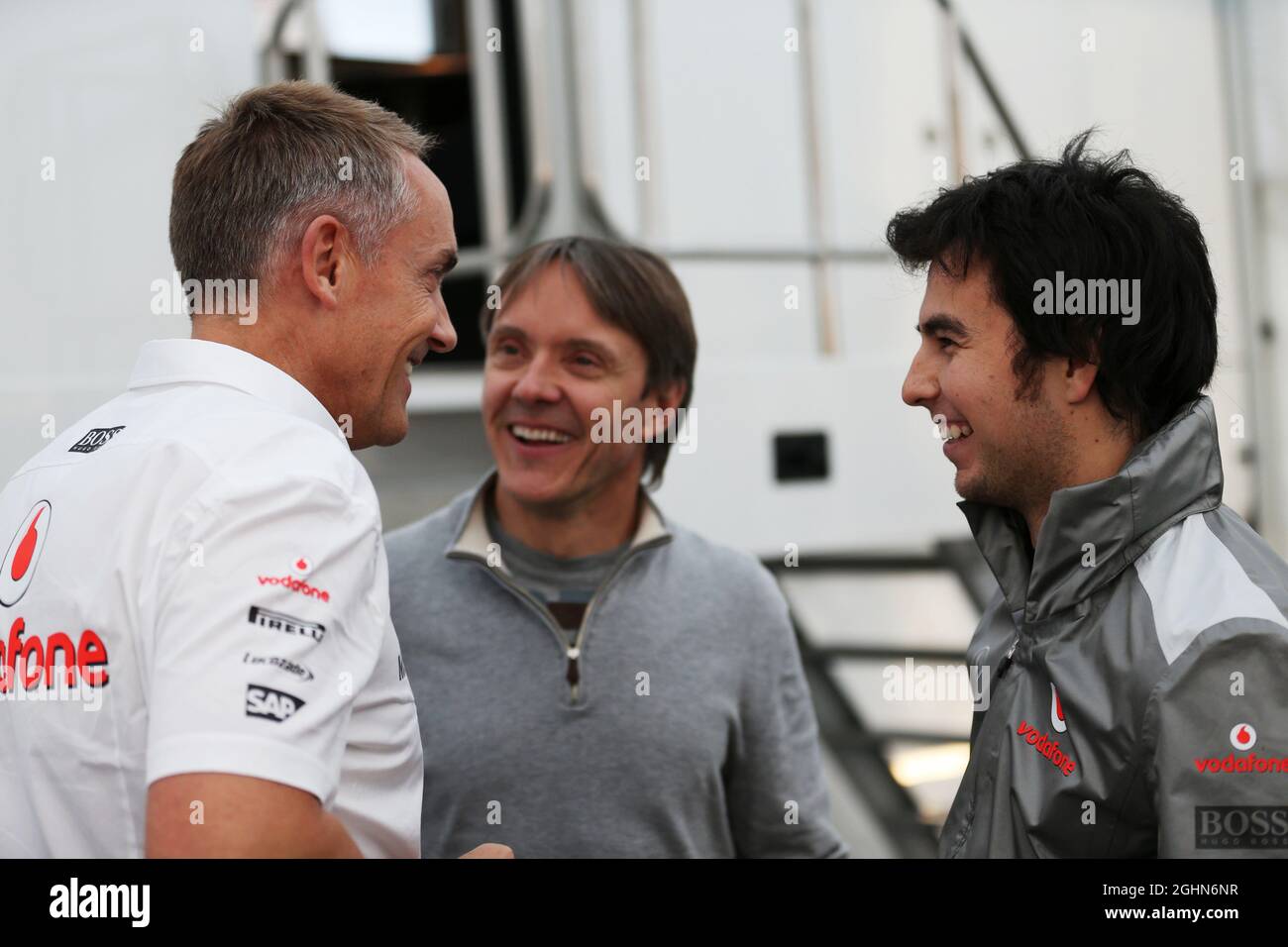 (De gauche à droite) : Martin Whitmarsh (GBR) McLaren Chief Executive Officer avec Adrian Fernandez (MEX) et Sergio Perez (MEX) McLaren. 05.02.2013. Test de formule 1, premier jour, Jerez, Espagne. Banque D'Images