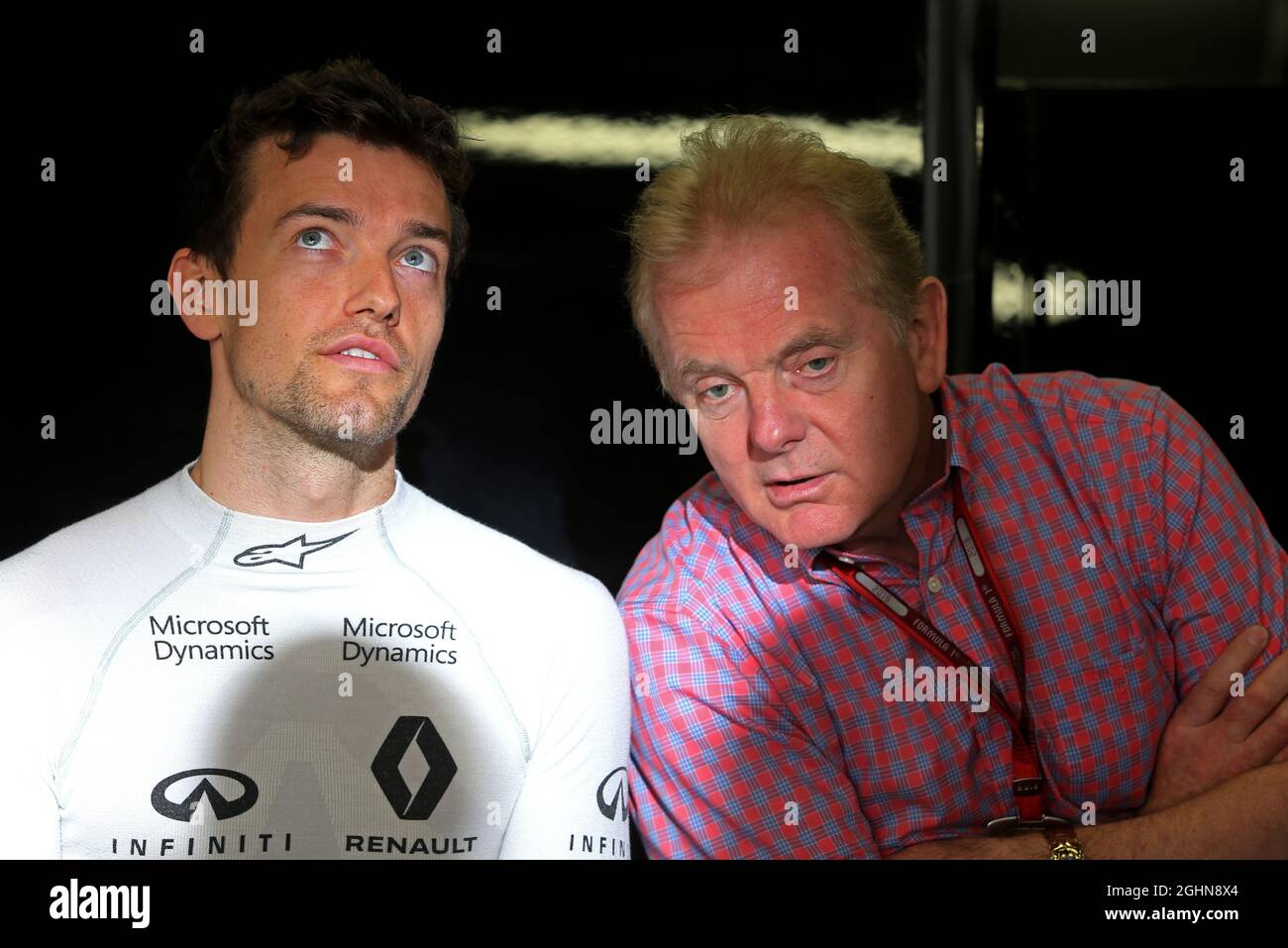 Jolyon Palmer (GBR) Renault Sport F1 Team avec son père Jonathan Palmer (GBR). 14.05.2016. Championnat du monde de Formule 1, Rd 5, Grand Prix d'Espagne, Barcelone, Espagne, Jour de qualification. Le crédit photo doit être lu : images XPB/Press Association. Banque D'Images