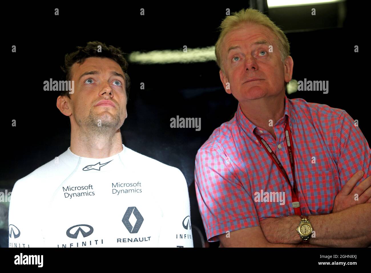 Jolyon Palmer (GBR) Renault Sport F1 Team avec son père Jonathan Palmer (GBR). 14.05.2016. Championnat du monde de Formule 1, Rd 5, Grand Prix d'Espagne, Barcelone, Espagne, Jour de qualification. Le crédit photo doit être lu : images XPB/Press Association. Banque D'Images