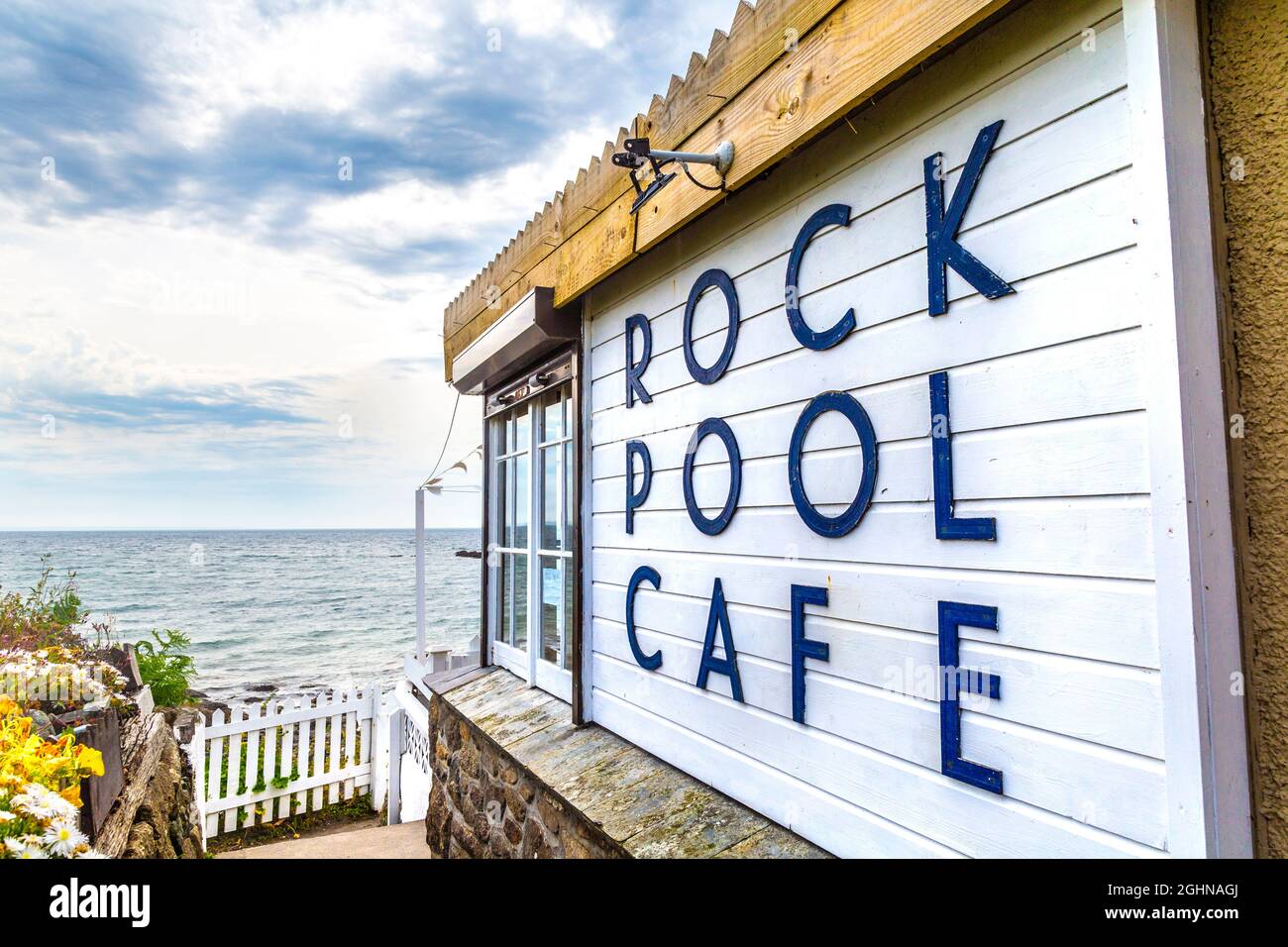 Rock Pool Cafe surplombant la mer à Mousehole, Penwith Peninsula, Cornwall, Royaume-Uni Banque D'Images