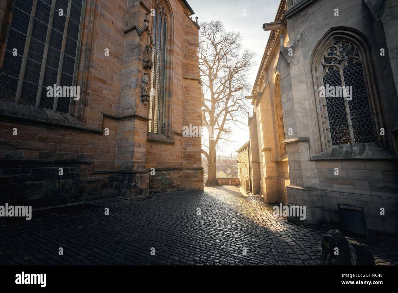 Lumière du soleil entre la cathédrale d'Erfurt et l'église Saint-Severus (Severikirche) - Erfurt, Thuringe, Allemagne Banque D'Images