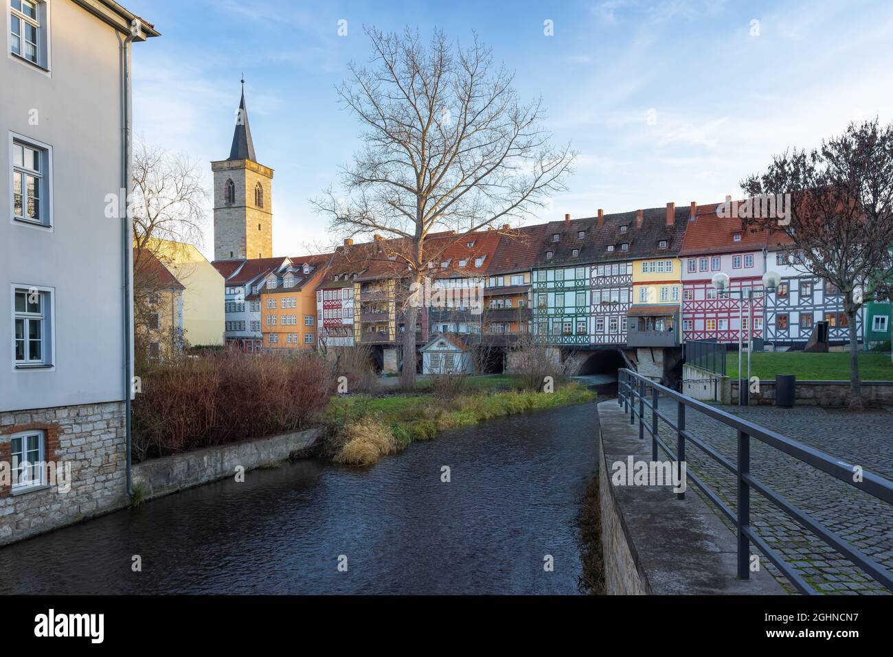 Pont des marchands (Krämerbrücke) et tour de l'église d'Agidienkirche - Erfurt, Thuringe, Allemagne Banque D'Images