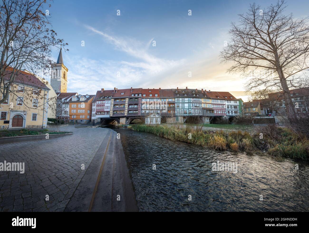 Vue panoramique sur le pont des marchands (Krämerbrücke) et la tour de l'église d'Agidienkirche - Erfurt, Thuringe, Allemagne Banque D'Images