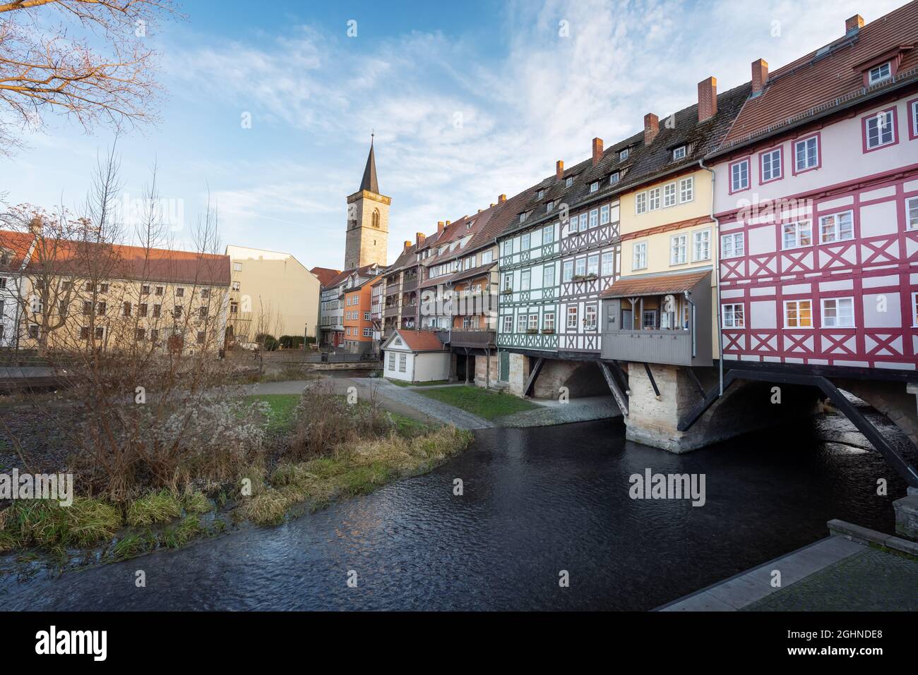 Pont des marchands (Krämerbrücke) et tour de l'église d'Agidienkirche - Erfurt, Thuringe, Allemagne Banque D'Images