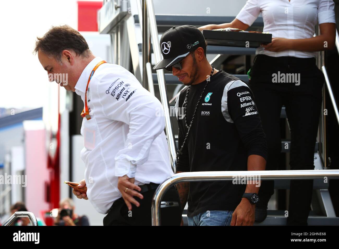 Lewis Hamilton (GBR) Mercedes AMG F1 avec Ron Meadows (GBR) Mercedes GP Team Manager. 01.07.2016. Championnat du monde de Formule 1, Rd 9, Grand Prix d'Autriche, Spielberg, Autriche, Journée d'entraînement. Le crédit photo doit être lu : images XPB/Press Association. Banque D'Images
