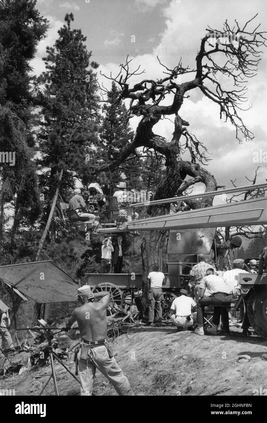 GARY COOPER sur place a fait du Candid avec l'équipe de cinéma et Camera Crane pendant le tournage de L'ARBRE SUSPENDU 1959 réalisateur DELMER DAVES roman Dorothy M. Johnson musique Max Steiner Baroda / Warner Bros. Banque D'Images