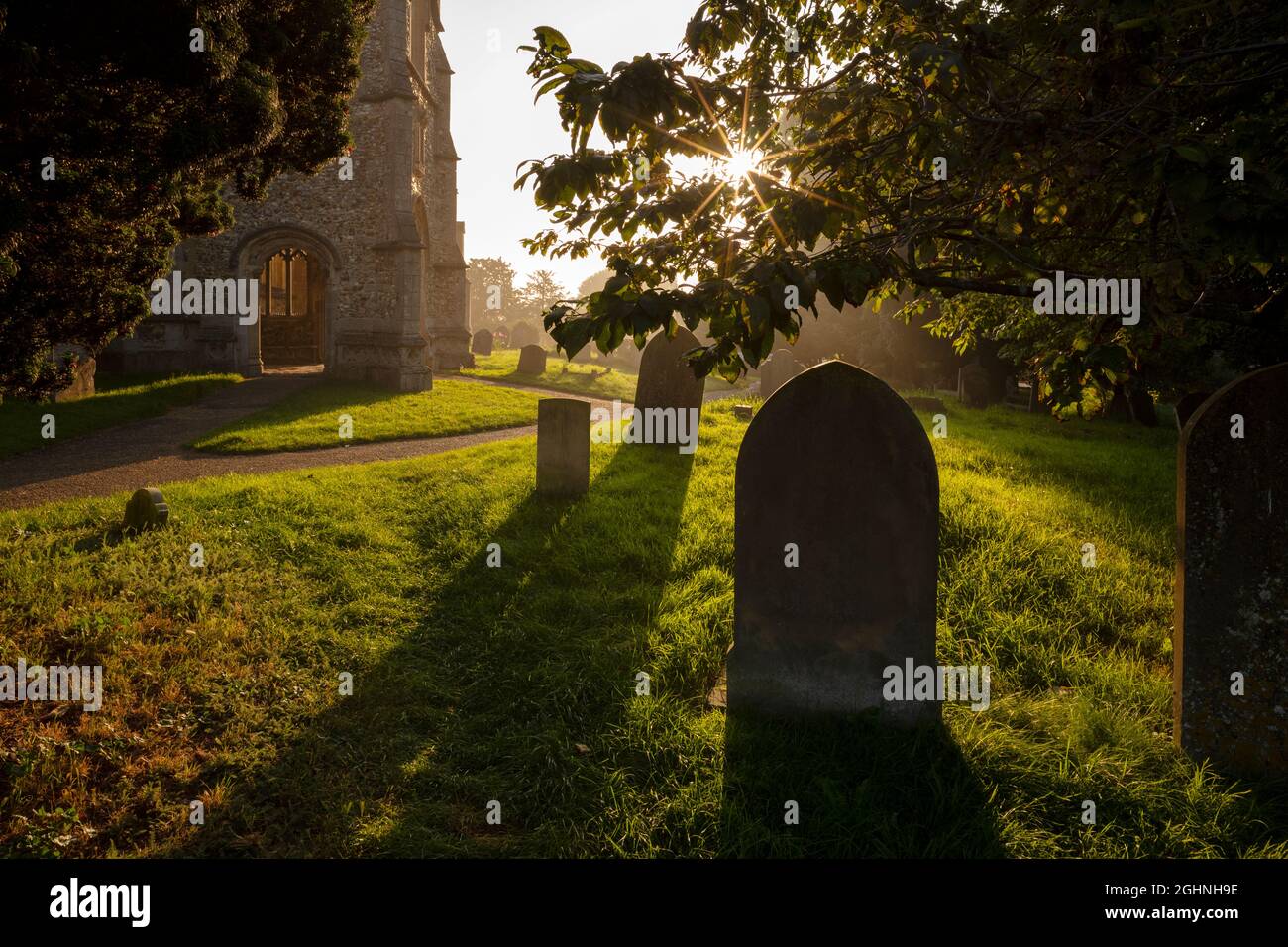 Thaxted, Royaume-Uni. 07septembre 2021. Thaxted Essex England Dawn in a Country Churchyard Photographie par Credit: BRIAN HARRIS/Alay Live News Banque D'Images