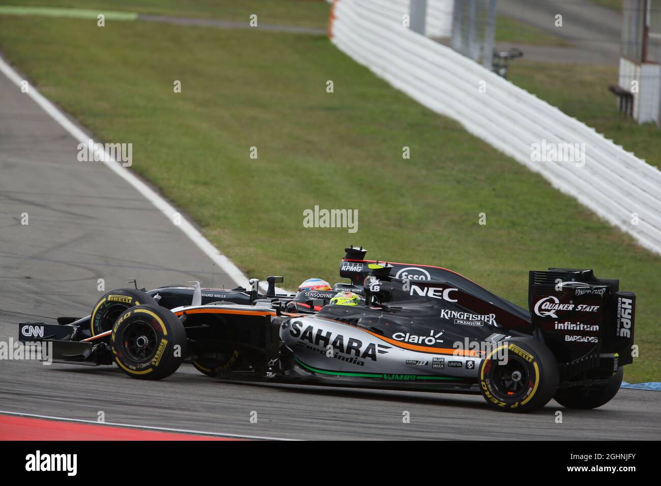 Fernando Alonso (ESP) McLaren MP4-31 et Sergio Perez (MEX) Sahara Force India F1 VJM09 bataille pour la position. 31.07.2016. Championnat du monde de Formule 1, Rd 12, Grand Prix d'Allemagne, Hockenheim, Allemagne, Jour de la course. Le crédit photo doit être lu : images XPB/Press Association. Banque D'Images