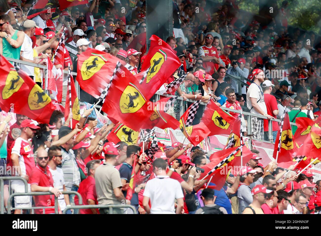 Les fans et drapeaux Ferrari. 04.09.2016. Championnat du monde de Formule 1, Rd 14, Grand Prix d'Italie, Monza, Italie, Jour de la course. Le crédit photo doit être lu : images XPB/Press Association. Banque D'Images