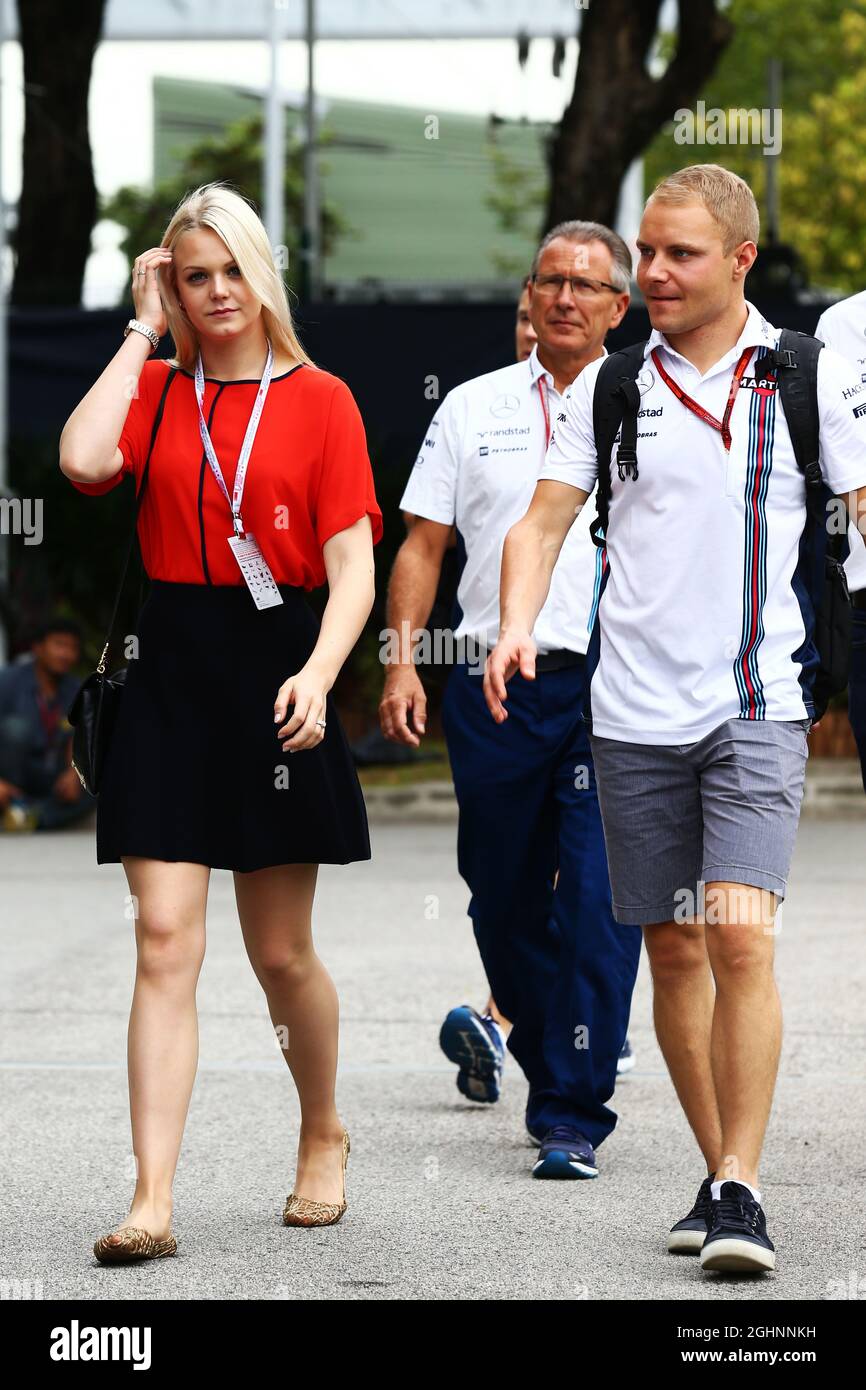 Valtteri Bottas (fin) Williams avec sa femme Emilia Bottas (fin).  17.09.2016. Formula 1 World Championship, Rd 15, Grand Prix de Singapour,  circuit de Marina Bay Street, Singapour, Journée de qualification. Le crédit
