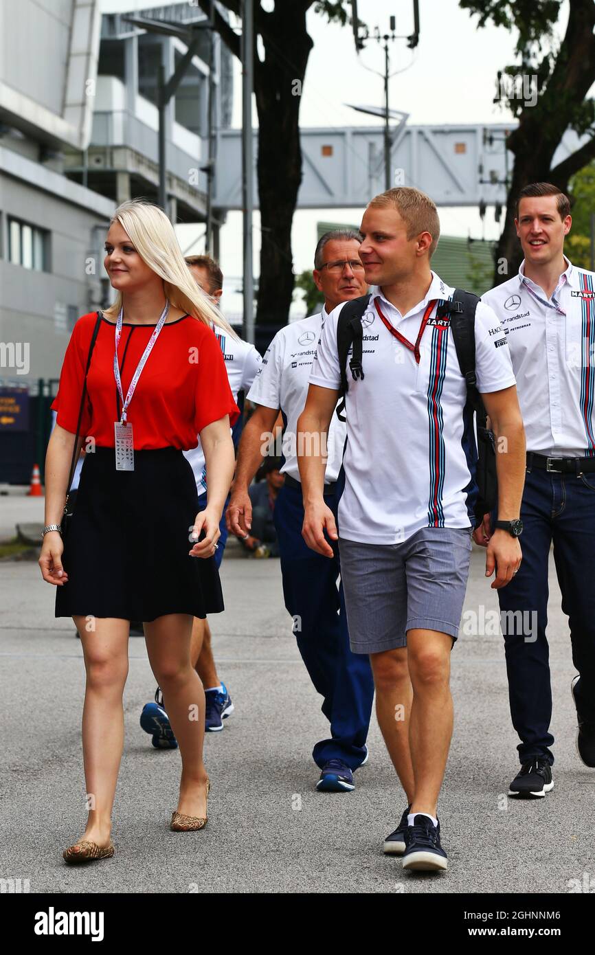 Valtteri Bottas (fin) Williams avec sa femme Emilia Bottas (fin).  17.09.2016. Formula 1 World Championship, Rd 15, Grand Prix de Singapour,  circuit de Marina Bay Street, Singapour, Journée de qualification. Le crédit