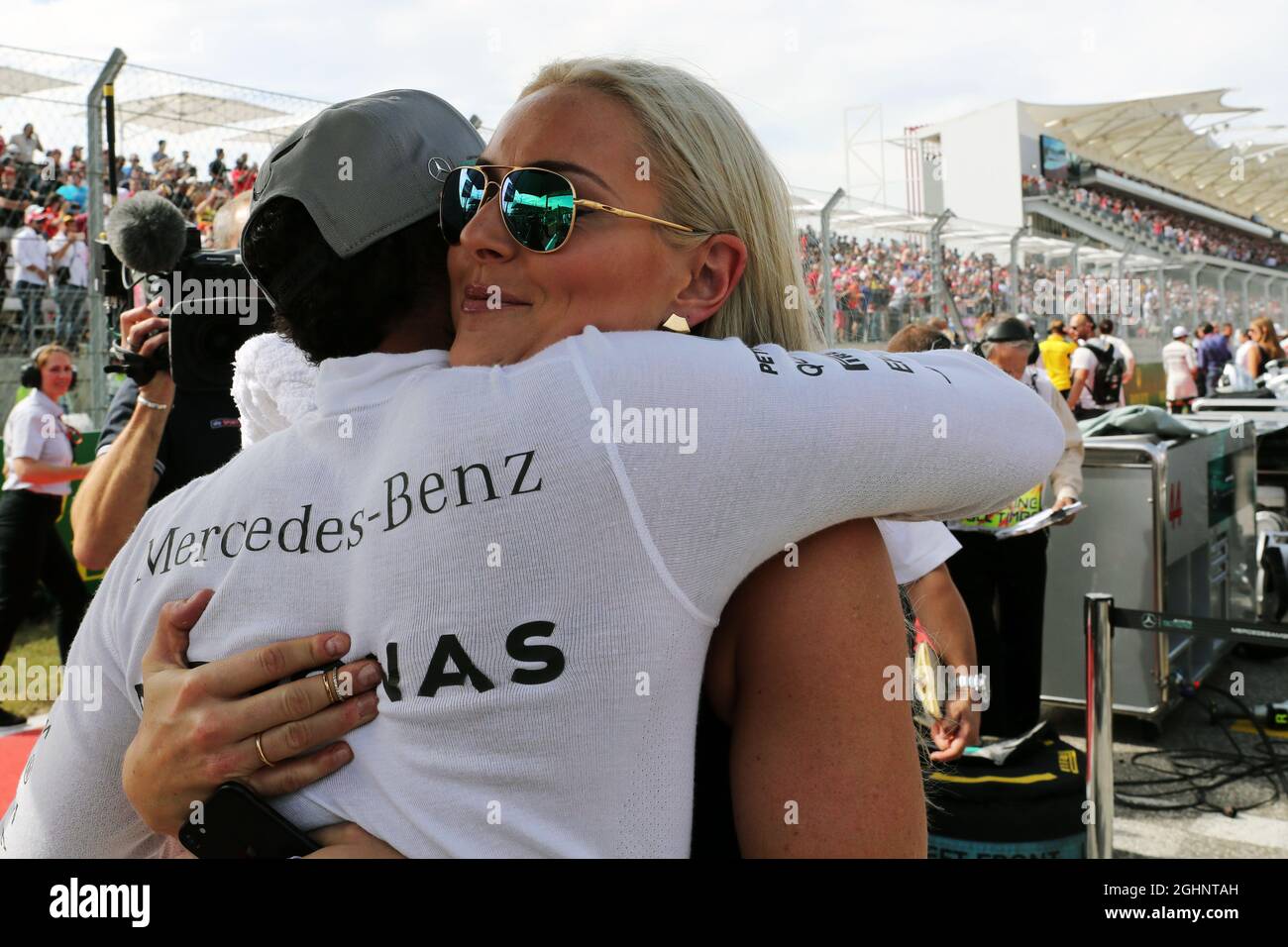 Lewis Hamilton (GBR) Mercedes AMG F1 avec Lindsey Vonn (USA) ancien ski alpin sur la grille. 23.10.2016. Formula 1 World Championship, Rd 18, États-Unis Grand Prix, Austin, Texas, États-Unis, Race Day. Le crédit photo doit être lu : images XPB/Press Association. Banque D'Images