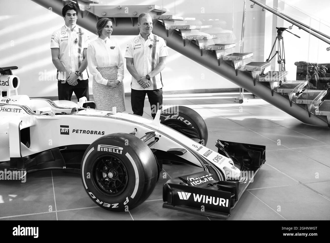 (De gauche à droite) : lance Rand (CDN) Williams avec Claire Williams (GBR) Williams Directrice adjointe de l'équipe et Valtteri Bottas (fin) Williams. 03.11.2016. Annonce de la gamme de conducteurs Williams. Williams F1 Headquarters, Grove, Angleterre. Le crédit photo doit être lu : images XPB/Press Association. Banque D'Images