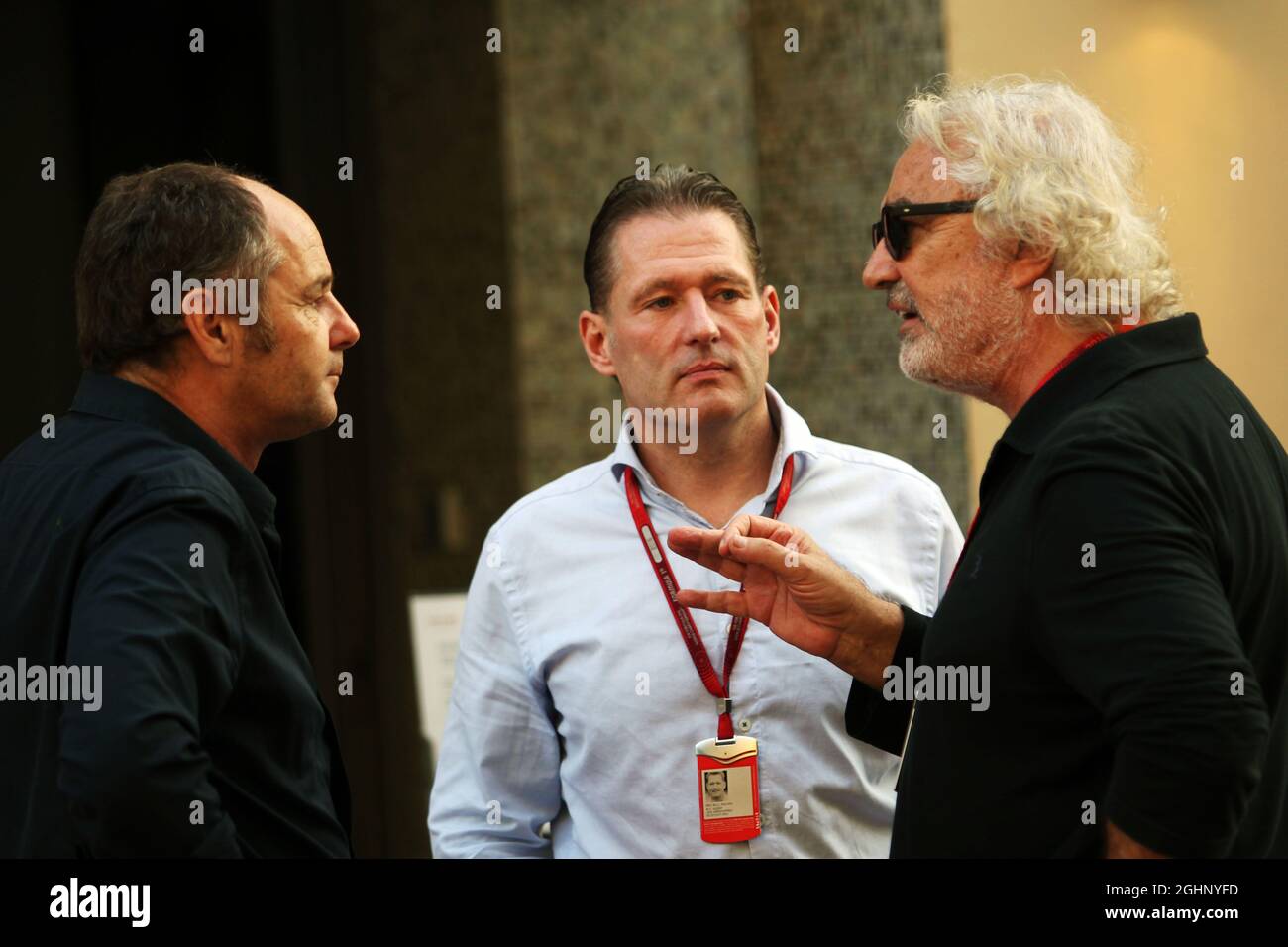 (De gauche à droite) : Gerhard Berger (AUT) avec Jos Verstappen (NLD) et Flavio Briatore (ITA). 26.11.2016. Formula 1 World Championship, Rd 21, Grand Prix d'Abu Dhabi, circuit Yas Marina, Abu Dhabi, Journée de qualification. Le crédit photo doit être lu : images XPB/Press Association. Banque D'Images