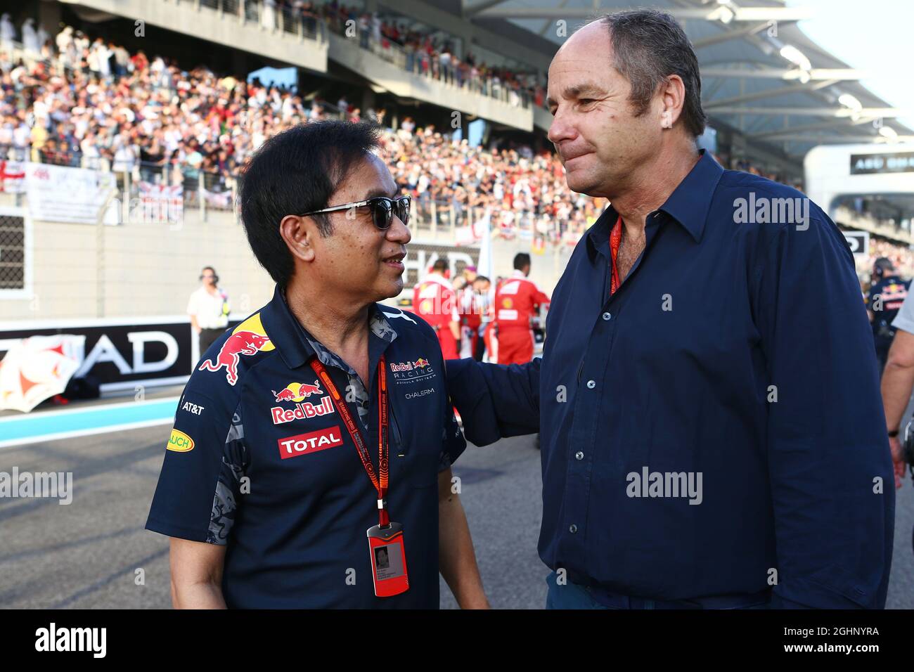 (De gauche à droite) : Chalerm Yoovidhya (THA) Red Bull Racing Co-propriétaire avec Gerhard Berger (AUT) sur la grille. 27.11.2016. Championnat du monde de Formule 1, Rd 21, Grand Prix d'Abu Dhabi, circuit Yas Marina, Abu Dhabi, jour de la course. Le crédit photo doit être lu : images XPB/Press Association. Banque D'Images