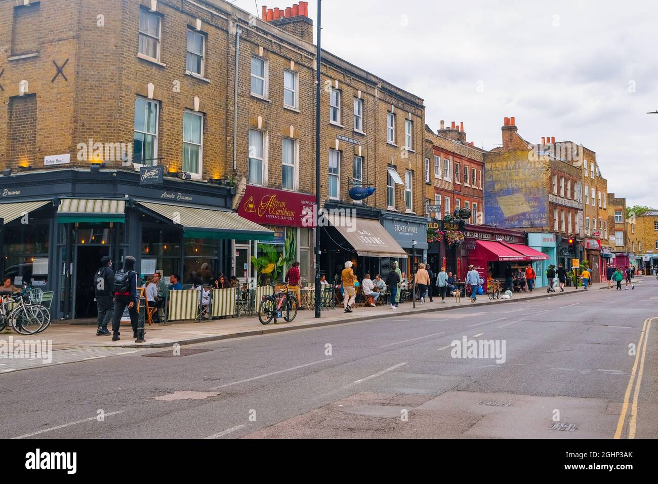 Londres - septembre 2021 : les magasins de la grande rue de Stoke Newington, un quartier branché du nord de Londres avec de nombreux cafés indépendants et restaurants Banque D'Images