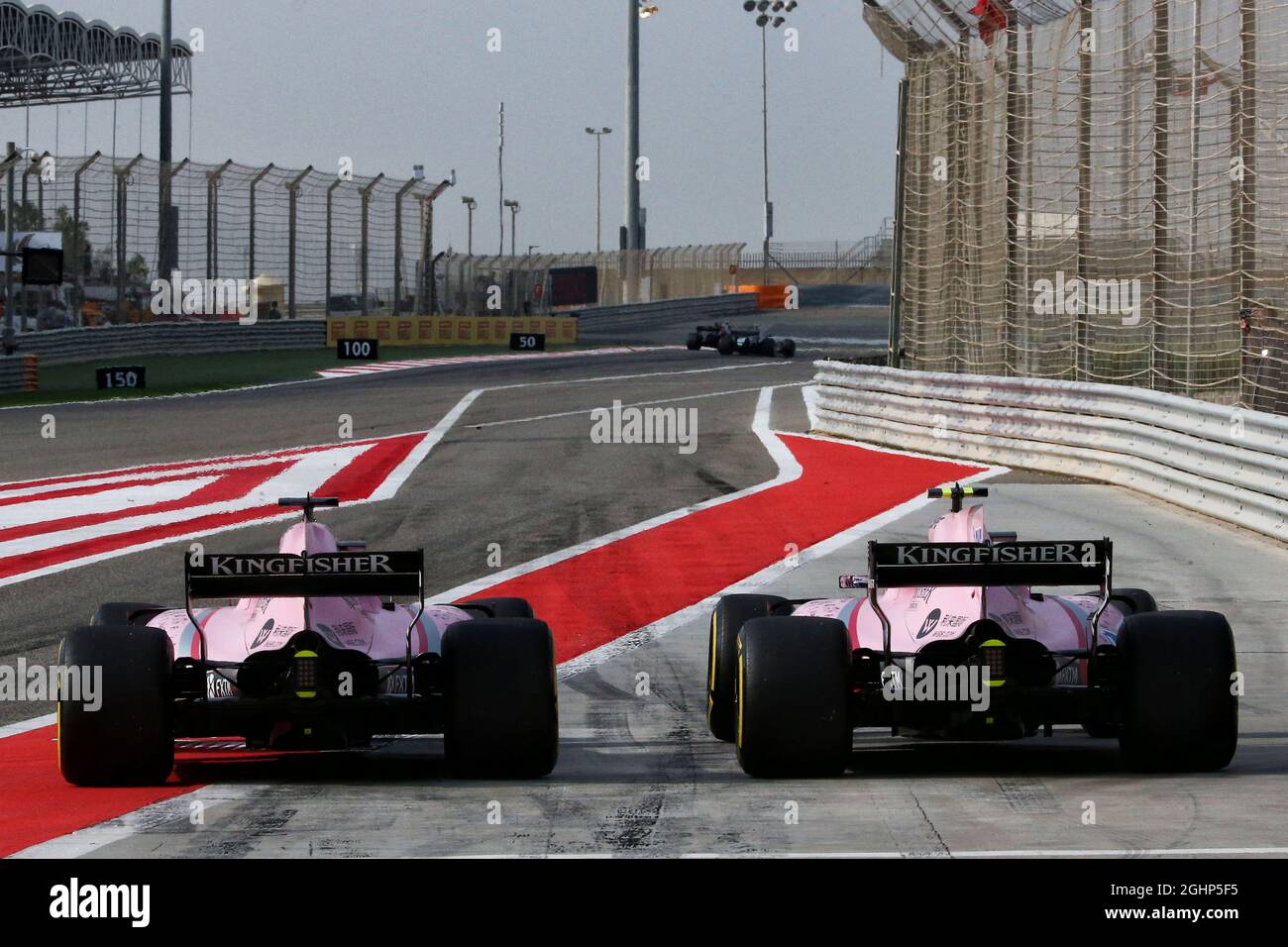 (De gauche à droite) : Sergio Perez (MEX) Sahara Force India F1 VJM10 et le coéquipier Esteban Ocon (FRA) Sahara Force India F1 VJM10 à la sortie de la voie de la fosse. 15.04.2017. Championnat du monde de Formule 1, Rd 3, Grand Prix de Bahreïn, Sakhir, Bahreïn, Jour de qualification. Le crédit photo doit être lu : images XPB/Press Association. Banque D'Images