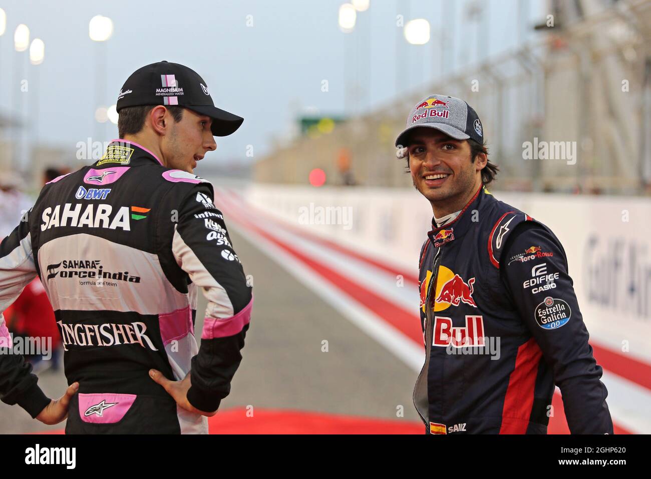 (De gauche à droite) : Esteban Ocon (FRA) Sahara Force India F1 Team et Carlos Sainz Jr (ESP) Scuderia Toro Rosso sur la grille. 16.04.2017. Championnat du monde de Formule 1, Rd 3, Grand Prix de Bahreïn, Sakhir, Bahreïn, Jour de la course. Le crédit photo doit être lu : images XPB/Press Association. Banque D'Images