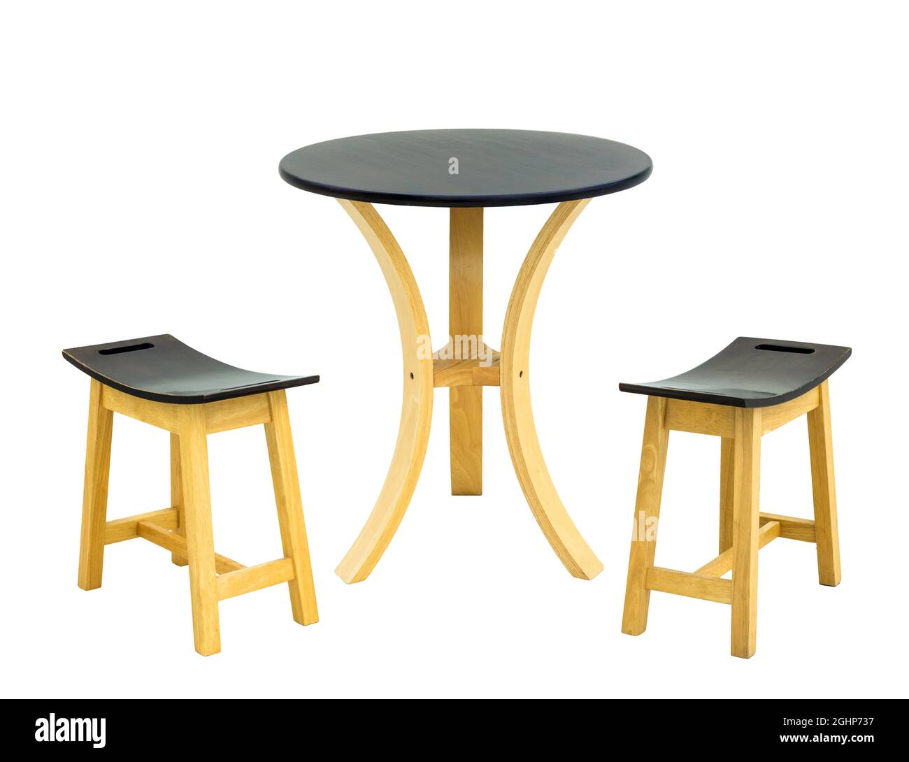 Table en bois avec chaises isolées sur fond blanc Banque D'Images