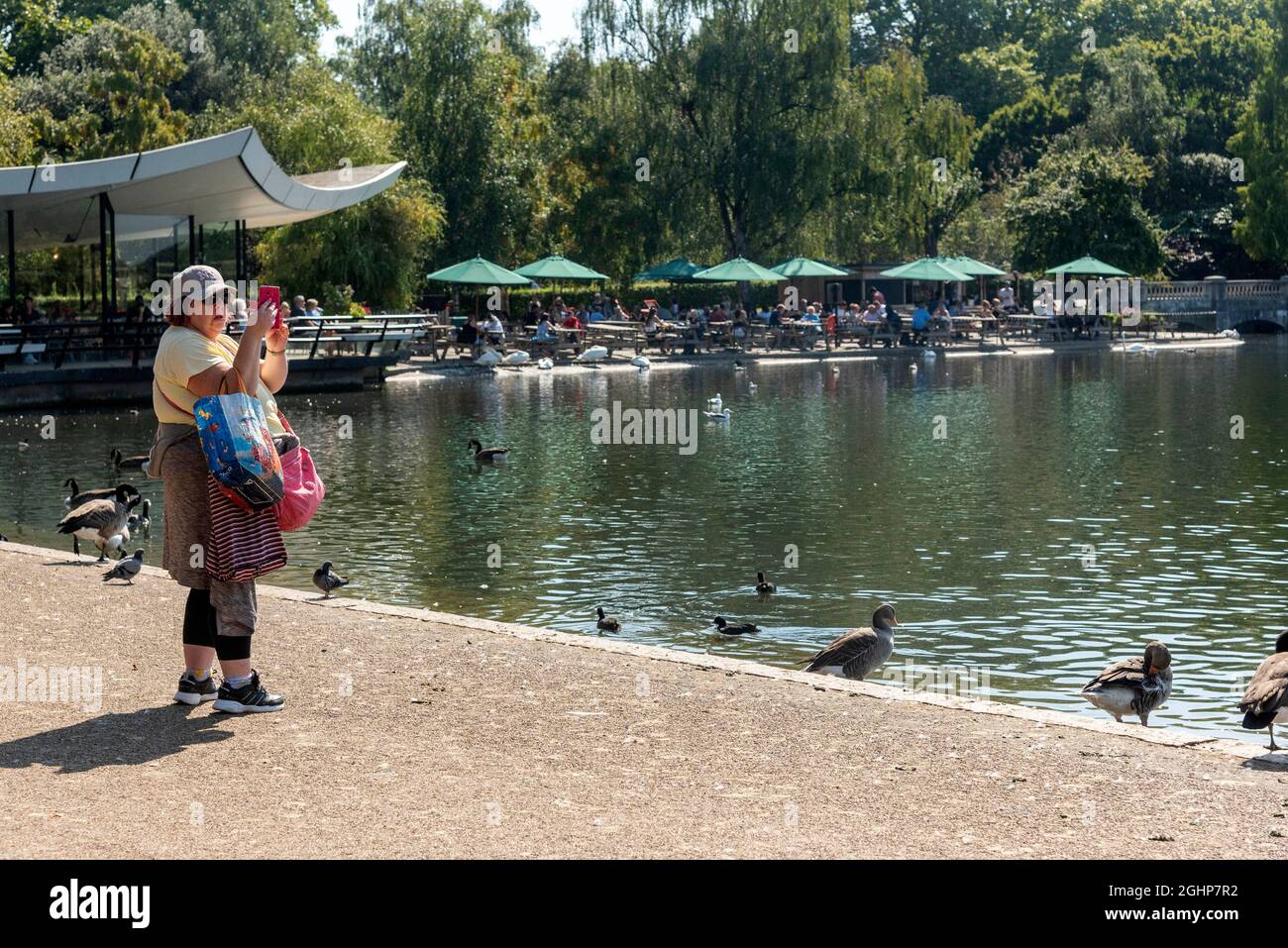 Londres, Grande-Bretagne. 7 septembre 2021. Une femme prend des photos par téléphone à Londres, en Grande-Bretagne, le 7 septembre 2021. La Grande-Bretagne a enregistré plus de 7 millions de cas de COVID-19 depuis le début de la pandémie, selon les dernières données officielles publiées lundi. Le pays a signalé 41,192 autres cas de coronavirus au cours de la dernière période de 24 heures, portant le nombre total de cas de coronavirus à 7,018,921, selon les chiffres officiels. Credit: Ray Tang/Xinhua/Alay Live News Banque D'Images