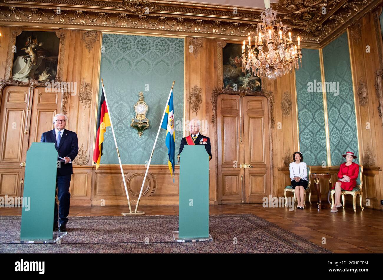 Stockholm, Suède. 07septembre 2021. Le président fédéral Frank-Walter Steinmeier (l) et le roi Carl XVI Gustaf de Suède parlent lors d'une conférence de presse au palais royal. La reine Silvia de Suède et Elke Büdenbender (r), épouse du président Steinmeier, sont assis en arrière-plan. Le président Steinmeier et sa femme sont en Suède pour une visite d'État de trois jours à l'invitation du couple royal suédois. Credit: Bernd von Jutrczenka/dpa/Alamy Live News Banque D'Images