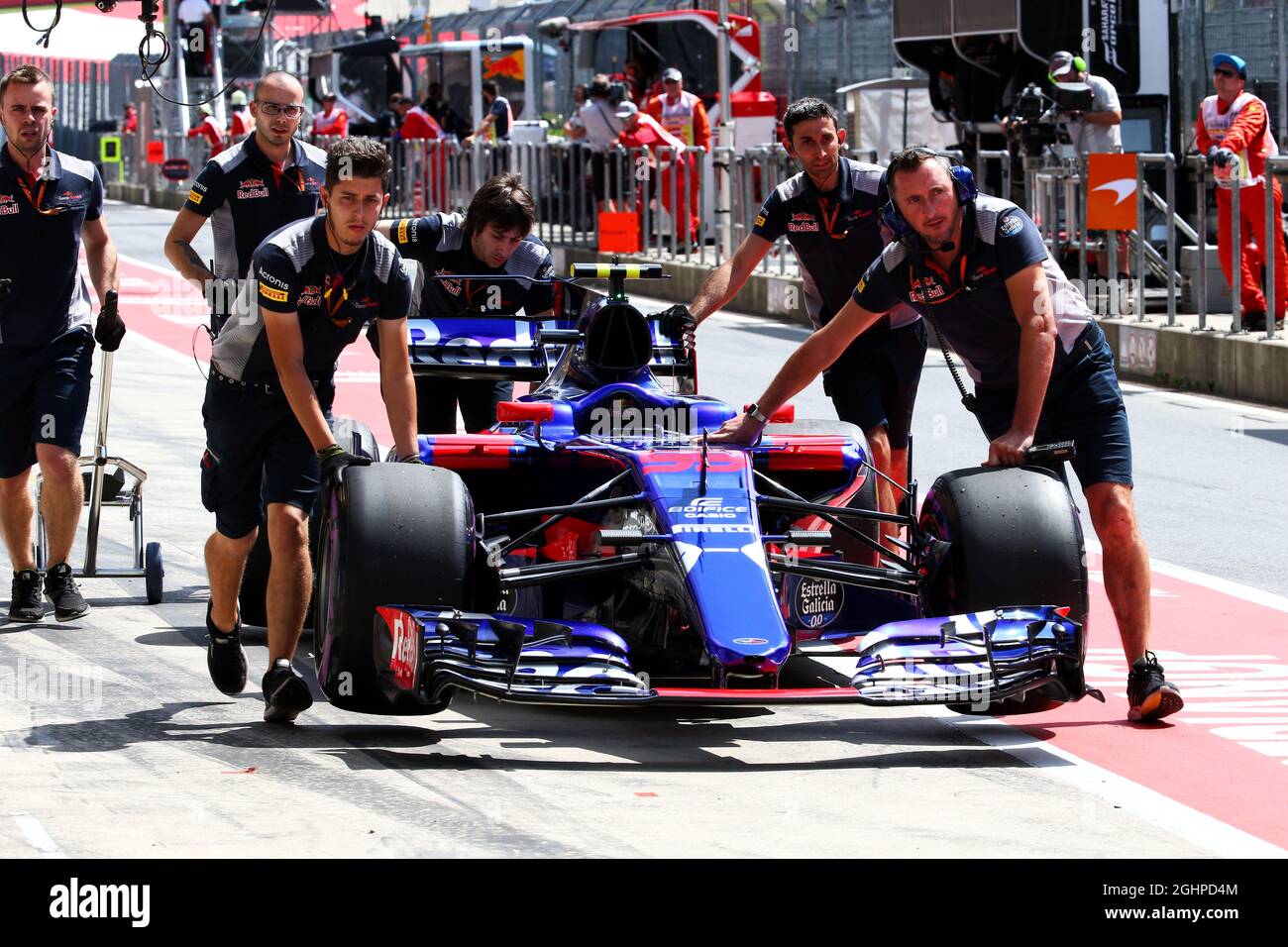 La Scuderia Toro Rosso STR12 de Carlos Sainz Jr (ESP) la Scuderia Toro Rosso est récupérée dans les fosses après s'être arrêtée sur la piste lors de la troisième séance d'entraînement. 08.07.2017. Championnat du monde de Formule 1, Rd 9, Grand Prix d'Autriche, Spielberg, Autriche, Jour de qualification. Le crédit photo doit être lu : images XPB/Press Association. Banque D'Images