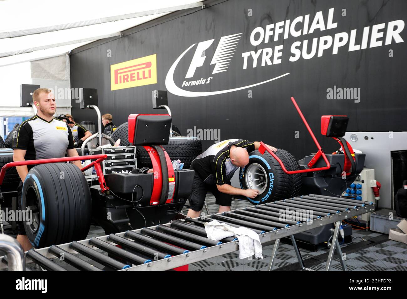 Zone de travail Pirelli. 13.07.2017. Championnat du monde de Formule 1, Rd 10, Grand Prix de Grande-Bretagne, Silverstone, Angleterre, Journée de préparation. Le crédit photo doit être lu : images XPB/Press Association. Banque D'Images