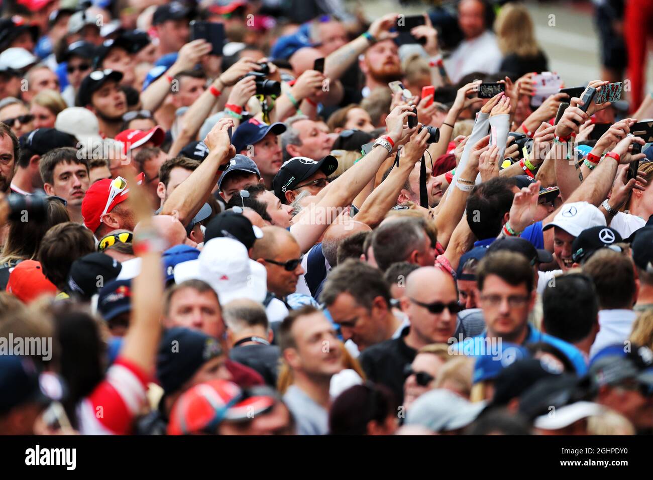 Fans dans les fosses. 13.07.2017. Championnat du monde de Formule 1, Rd 10, Grand Prix de Grande-Bretagne, Silverstone, Angleterre, Journée de préparation. Le crédit photo doit être lu : images XPB/Press Association. Banque D'Images