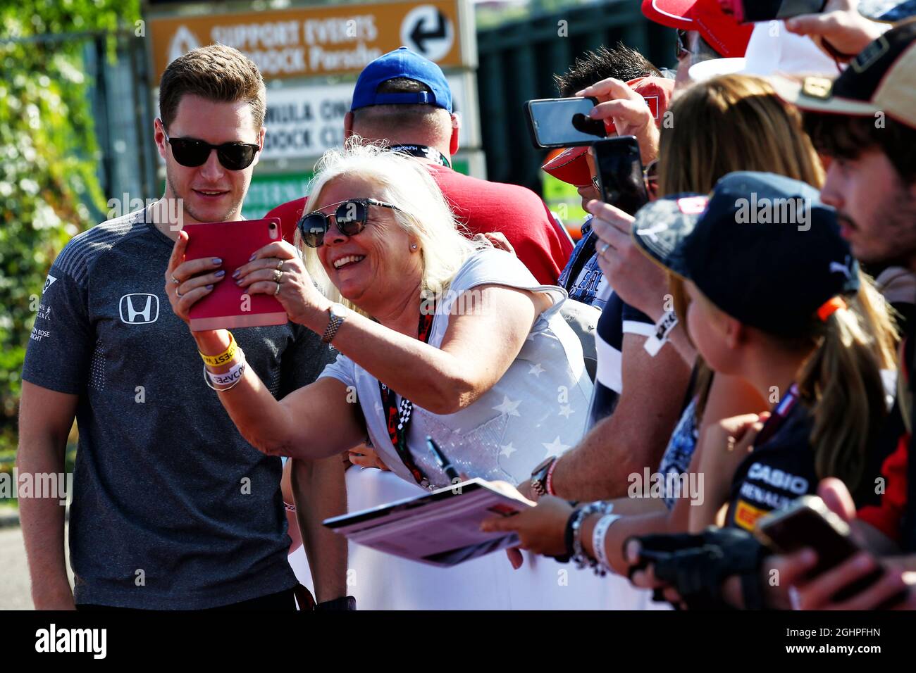 Stoffel Vandoorne (bel) McLaren avec fans. 29.07.2017. Championnat du monde de Formule 1, Rd 11, Grand Prix de Hongrie, Budapest, Hongrie, Jour de qualification. Le crédit photo doit être lu : images XPB/Press Association. Banque D'Images