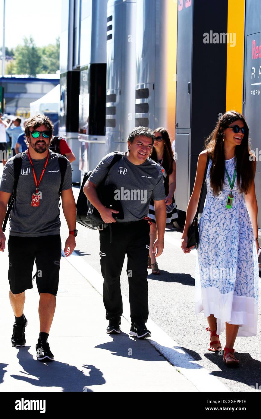 (De gauche à droite) : Fernando Alonso (ESP) McLaren avec Fabrizio Borra (ESP) Physio et Linda Morselli. 30.07.2017. Championnat du monde de Formule 1, Rd 11, Grand Prix de Hongrie, Budapest, Hongrie, Jour de la course. Le crédit photo doit être lu : images XPB/Press Association. Banque D'Images