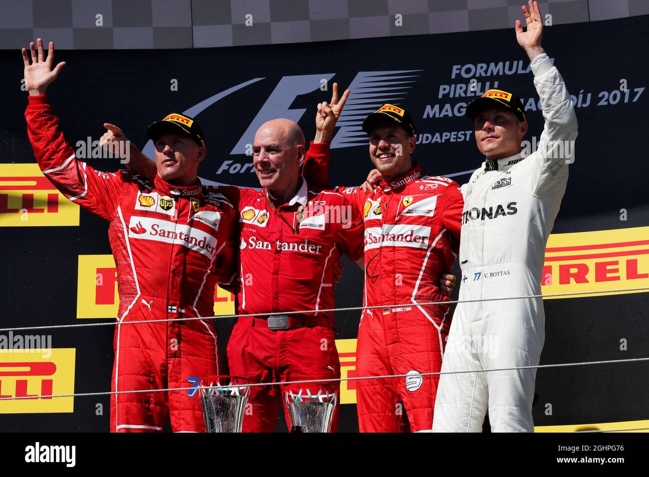 Le podium (de gauche à droite): Kimi Raikkonen (fin) Ferrari, deuxième; Jock Clear (GBR) Ferrari Engineering Director; Sebastian Vettel (GER) Ferrari, vainqueur de la course; Valtteri Bottas (fin) Mercedes AMG F1, troisième. 30.07.2017. Championnat du monde de Formule 1, Rd 11, Grand Prix de Hongrie, Budapest, Hongrie, Jour de la course. Le crédit photo doit être lu : images XPB/Press Association. Banque D'Images