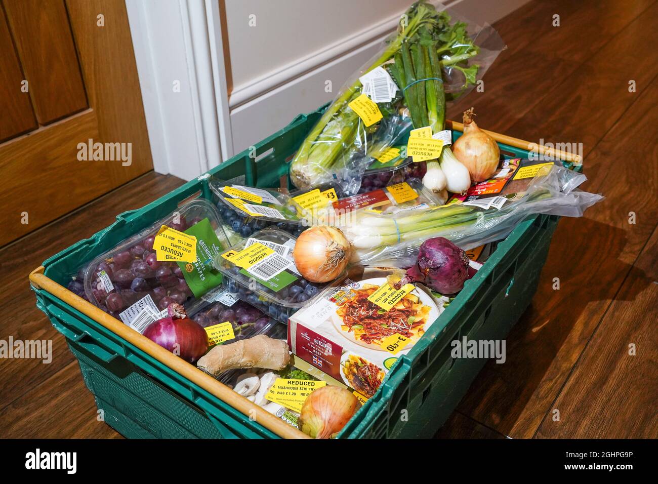 Shopping économe. Économie d'argent. Gros plan des produits alimentaires avec des autocollants jaunes à prix réduit. Les fruits frais ont dépassé la date limite de vente. Nourriture obsolète. Pauvreté Royaume-Uni. Banque D'Images