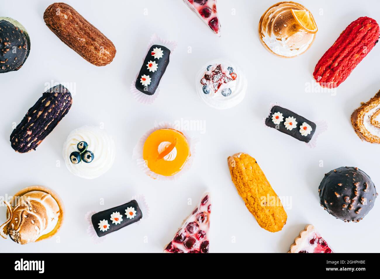 Assortiment de confiseries, différents types de gâteaux et desserts sur la table. Banque D'Images