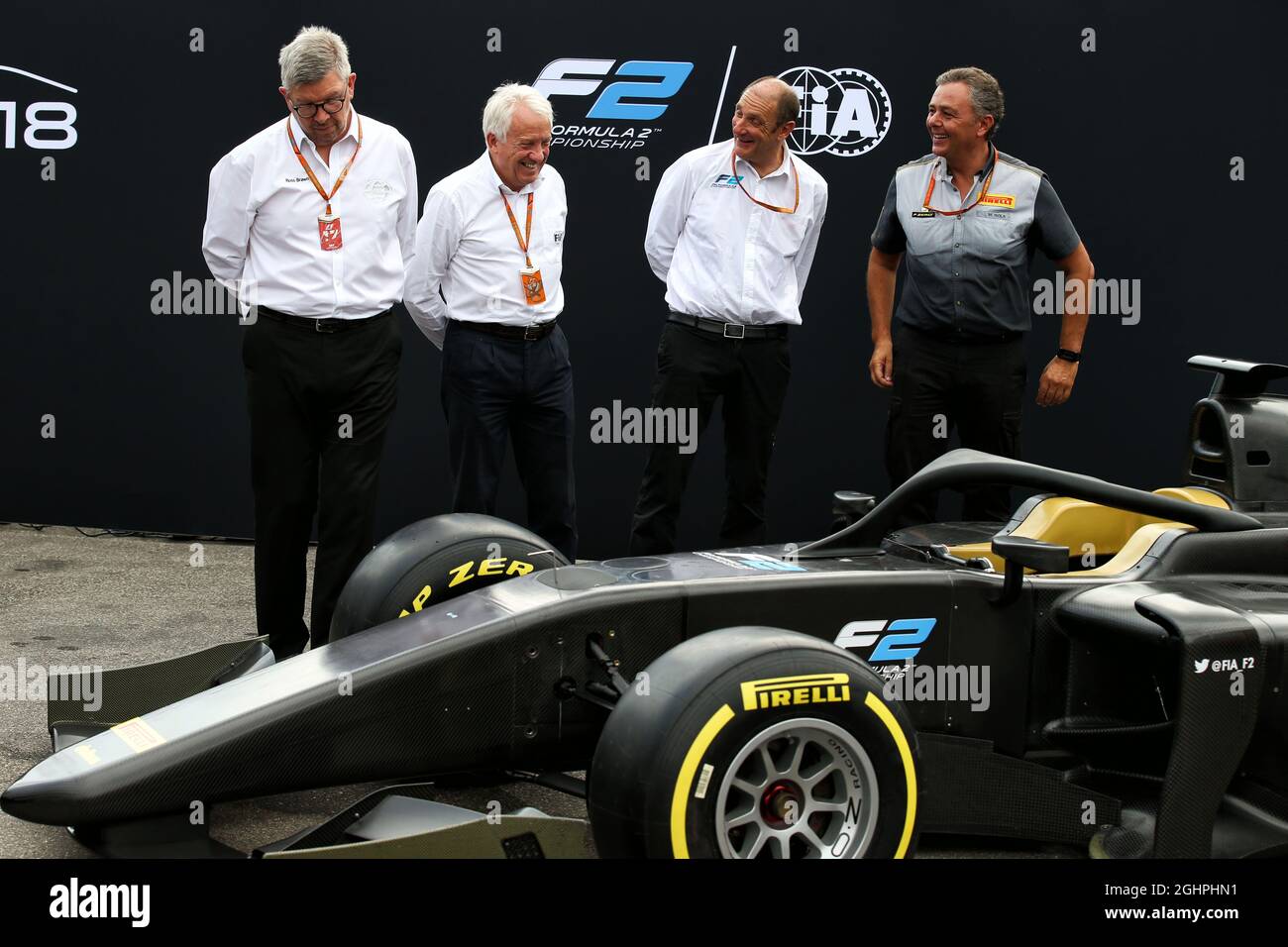 (De gauche à droite) : Ross Brawn (GBR) Directeur général, Sports automobiles; Charlie Whiting (GBR) délégué de la FIA; Bruno Michel (FRA) Directeur général F2; et Mario Isola (ITA) Directeur de course Pirelli, dévoilent la voiture F2 2018. 31.08.2017. Championnat du monde de Formule 1, Rd 13, Grand Prix d'Italie, Monza, Italie, Journée de préparation. Le crédit photo doit être lu : images XPB/Press Association. Banque D'Images