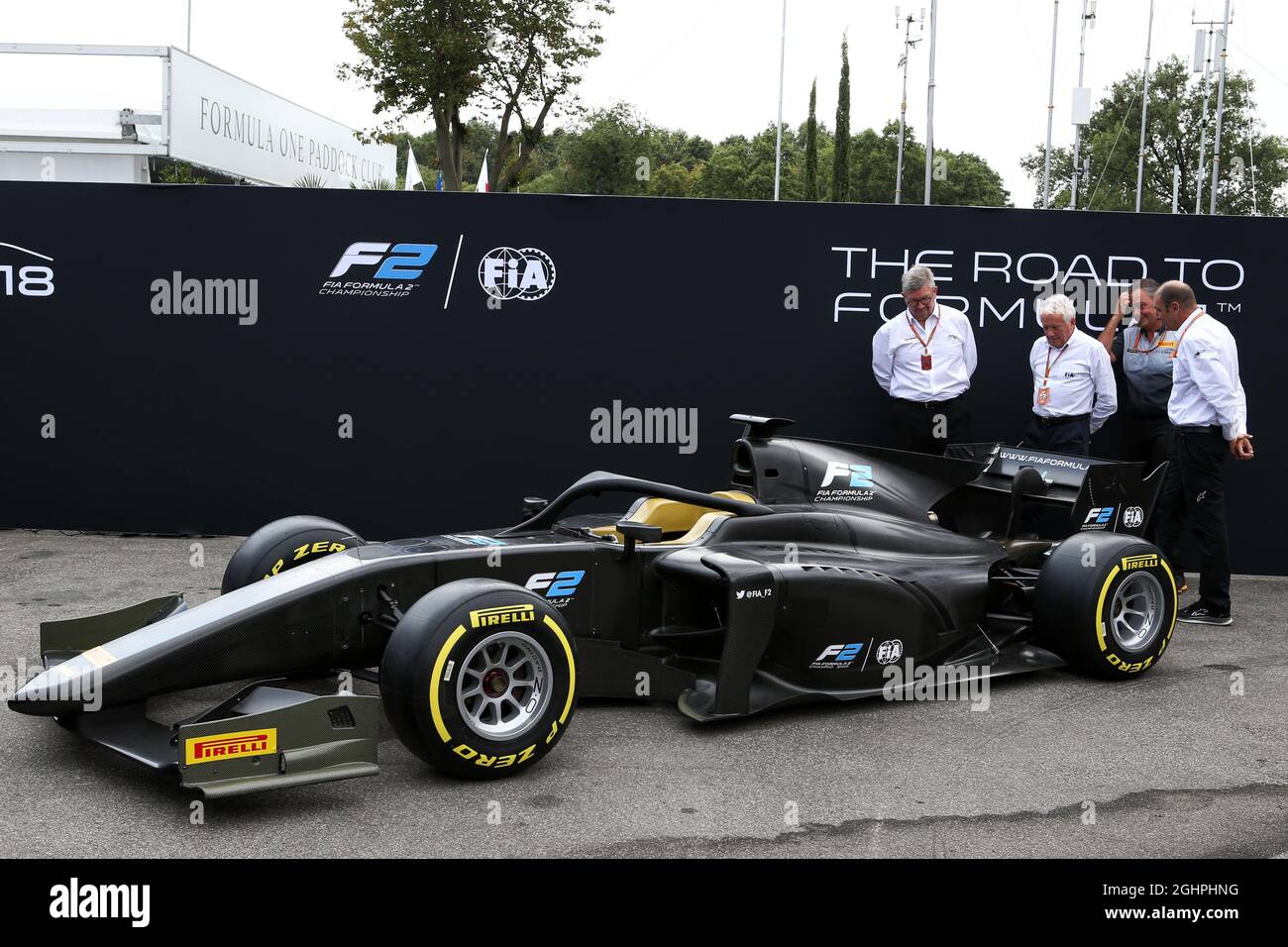 (De gauche à droite) : Ross Brawn (GBR) Directeur général, Sports automobiles; Charlie Whiting (GBR) délégué de la FIA; Mario Isola (ITA) Directeur de course Pirelli; et Bruno Michel (FRA) Directeur général F2, dévoilent la voiture F2 2018. 31.08.2017. Championnat du monde de Formule 1, Rd 13, Grand Prix d'Italie, Monza, Italie, Journée de préparation. Le crédit photo doit être lu : images XPB/Press Association. Banque D'Images