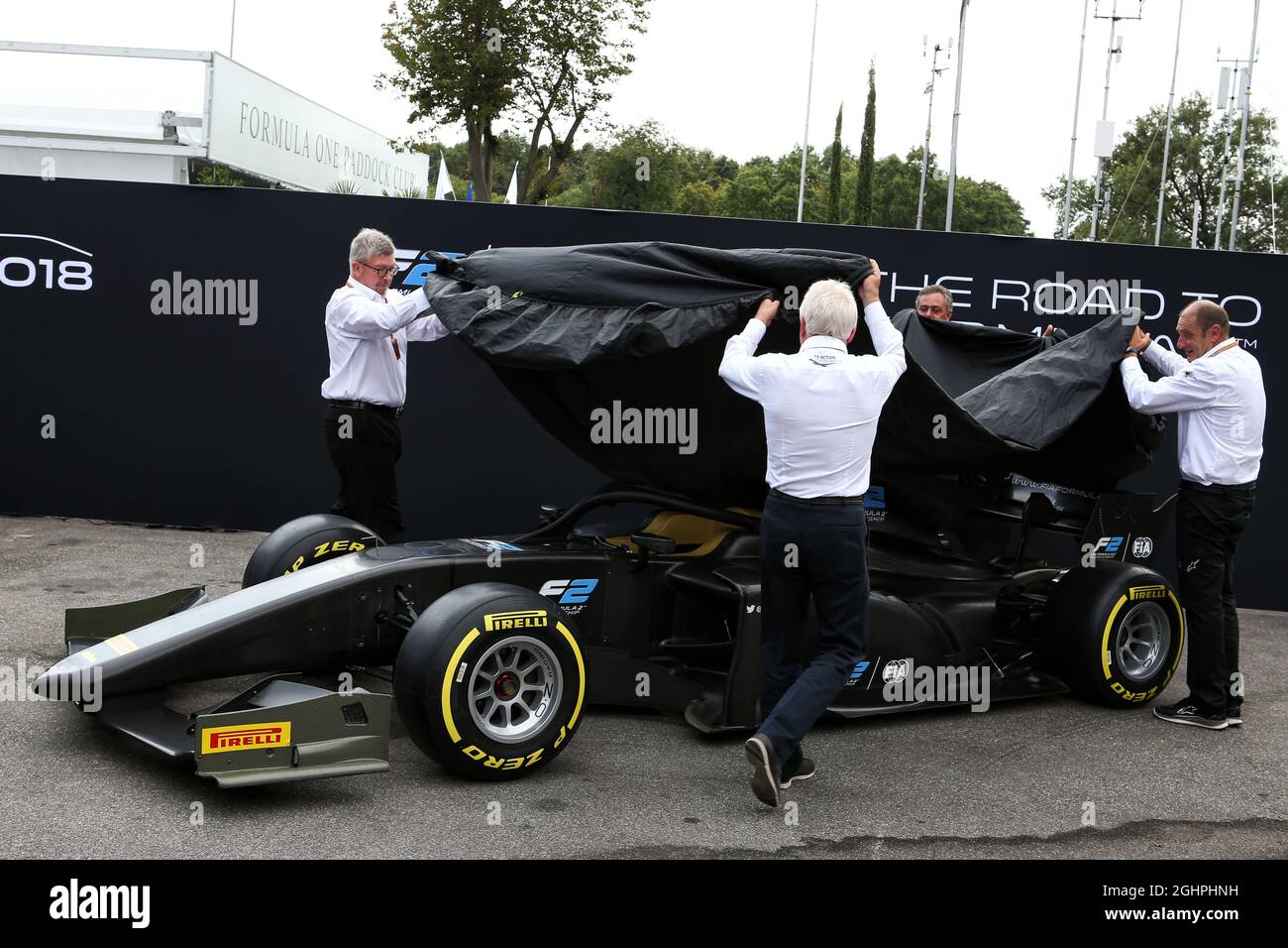(De gauche à droite) : Ross Brawn (GBR) Directeur général, Sports automobiles; Charlie Whiting (GBR) délégué de la FIA; Mario Isola (ITA) Directeur de course Pirelli; et Bruno Michel (FRA) Directeur général F2, dévoilent la voiture F2 2018. 31.08.2017. Championnat du monde de Formule 1, Rd 13, Grand Prix d'Italie, Monza, Italie, Journée de préparation. Le crédit photo doit être lu : images XPB/Press Association. Banque D'Images