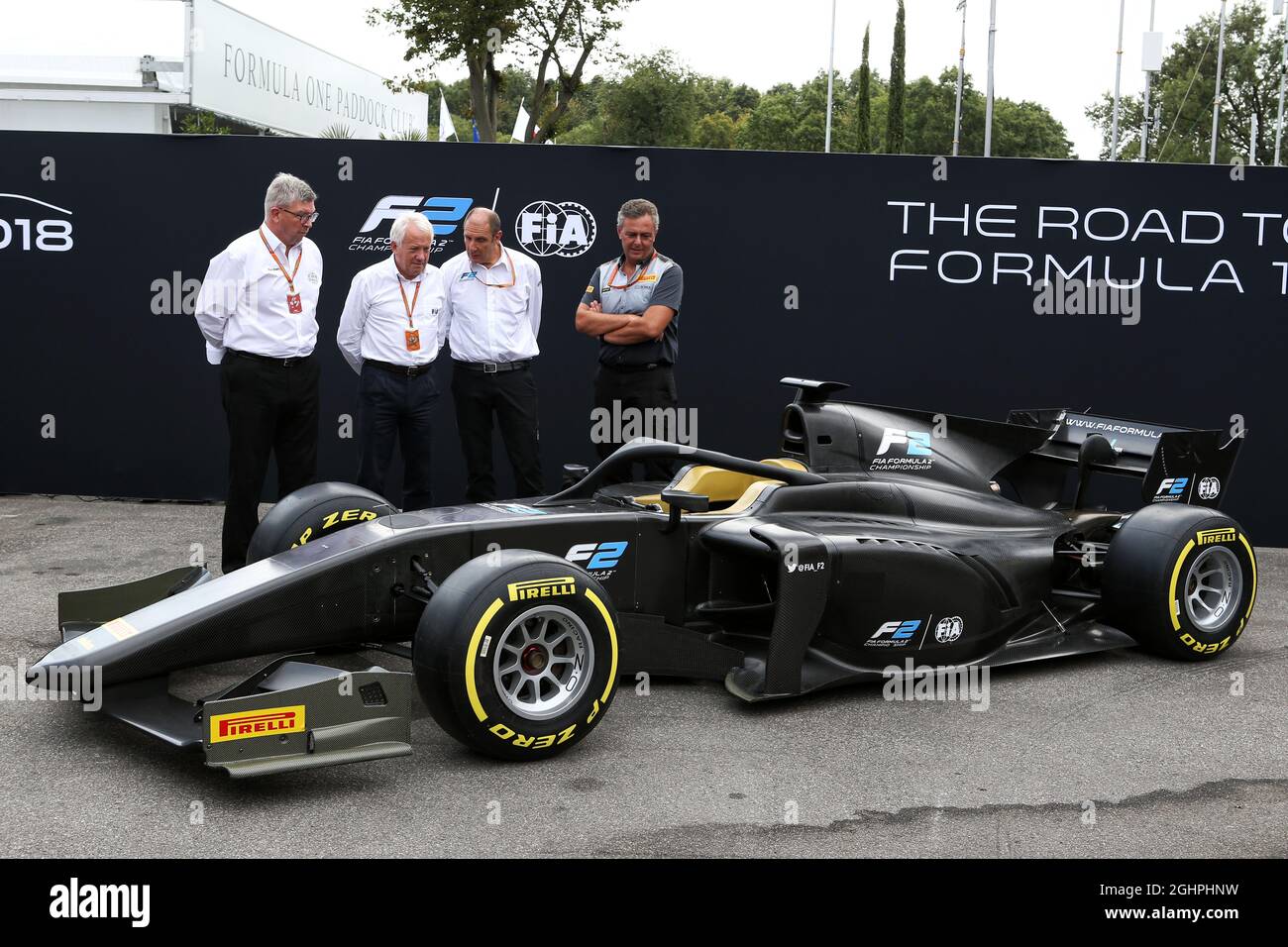 (De gauche à droite) : Ross Brawn (GBR) Directeur général, Sports automobiles; Charlie Whiting (GBR) délégué de la FIA; Bruno Michel (FRA) Directeur général F2; et Mario Isola (ITA) Directeur de course Pirelli, dévoilent la voiture F2 2018. 31.08.2017. Championnat du monde de Formule 1, Rd 13, Grand Prix d'Italie, Monza, Italie, Journée de préparation. Le crédit photo doit être lu : images XPB/Press Association. Banque D'Images