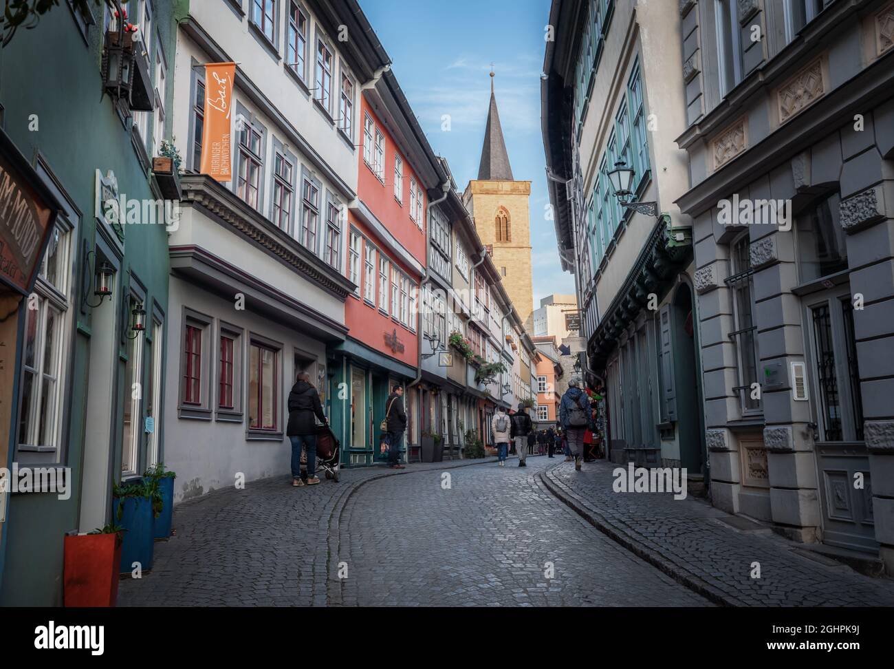 Rue au pont des marchands (Krämerbrücke) et à la tour de l'église d'Agidienkirche - Erfurt, Thuringe, Allemagne Banque D'Images
