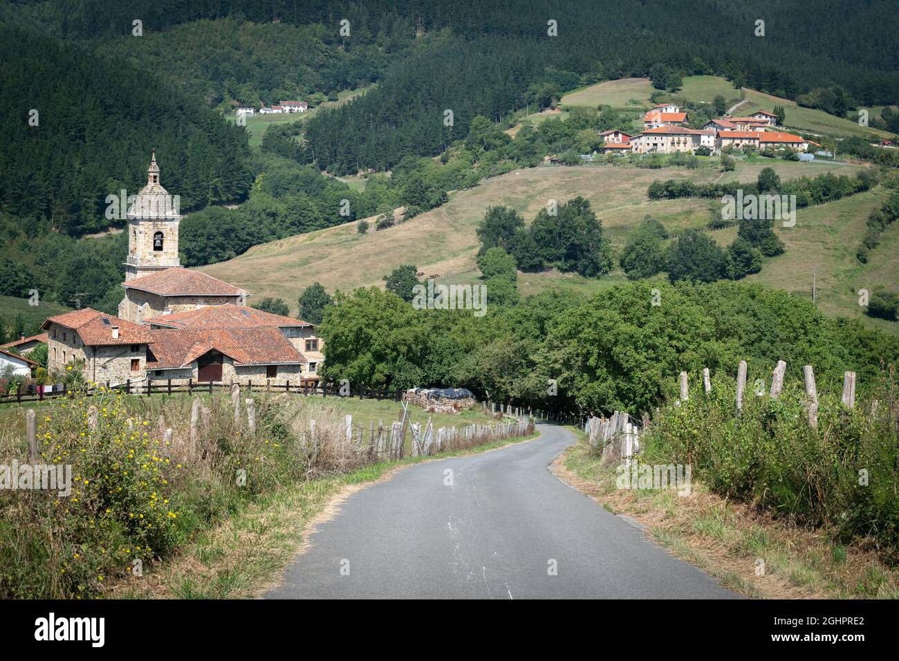 Route vers le quartier d'Uribarri dans la vallée d'Aramaio, pays basque en Espagne Banque D'Images
